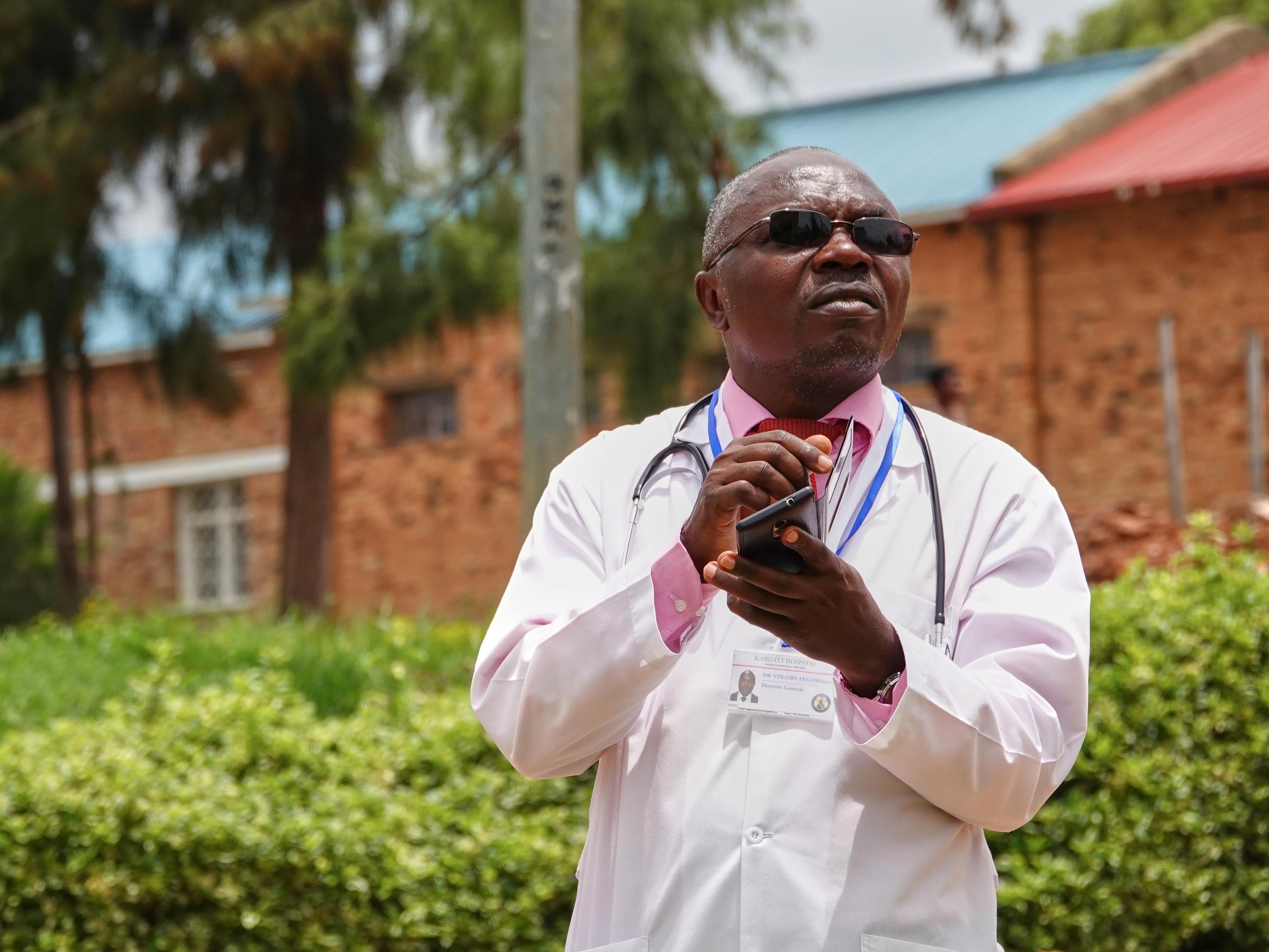 Le docteur Philip Nteziryayo lève les yeux vers le ciel.