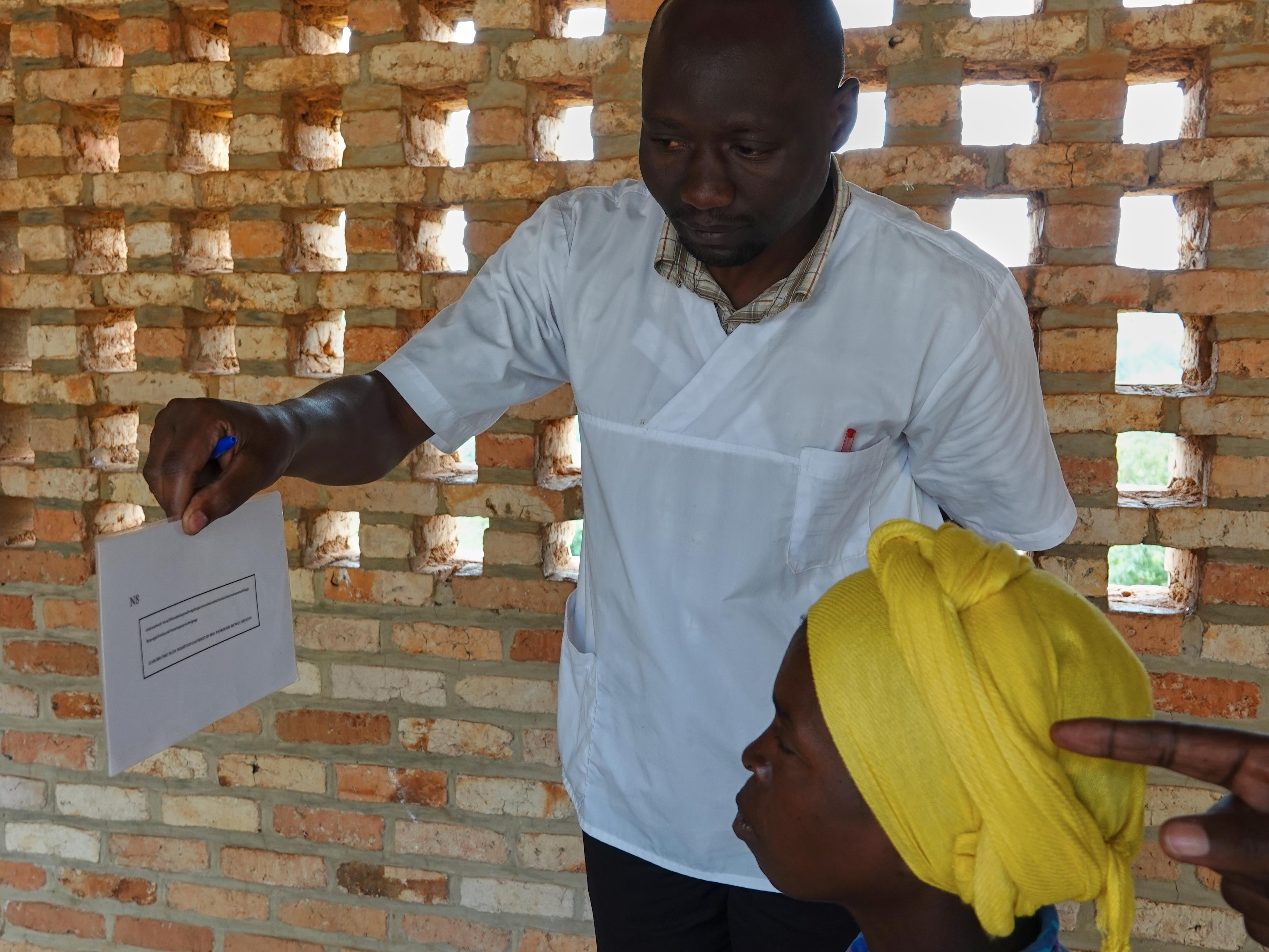Une Rwandaise passe un test de la vue.