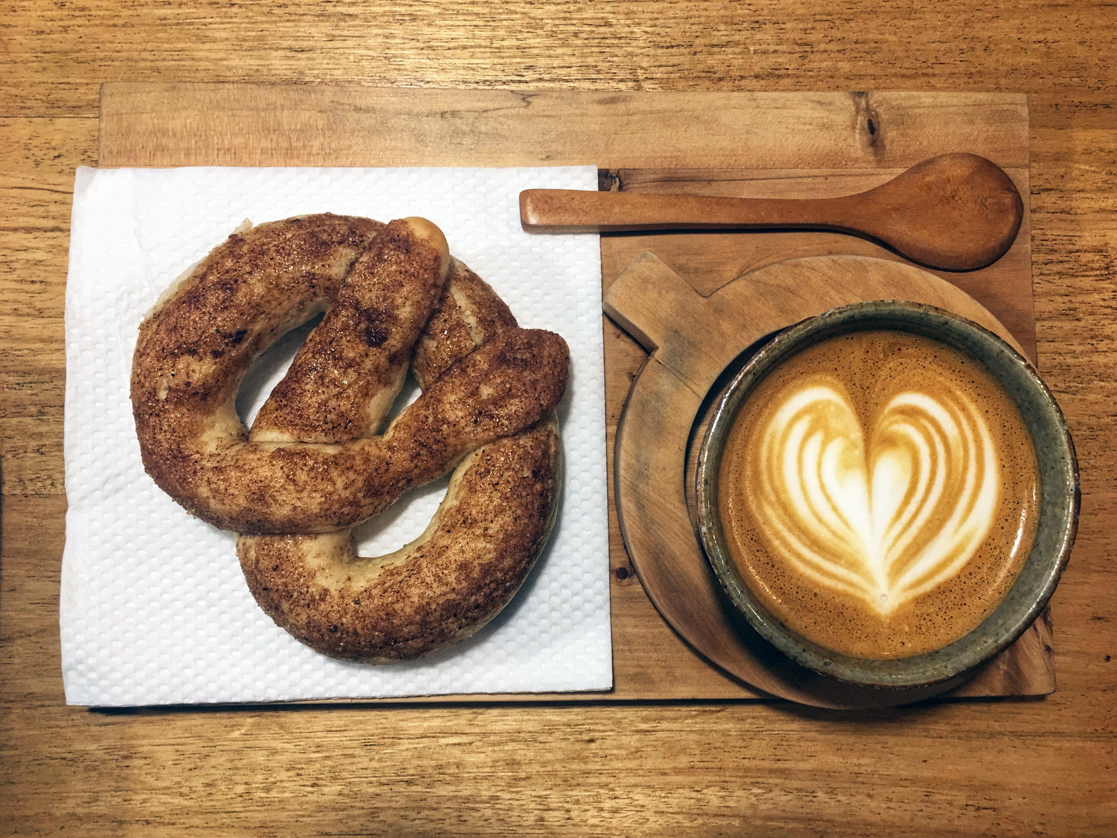 Une pâtisserie et un café appétissants.