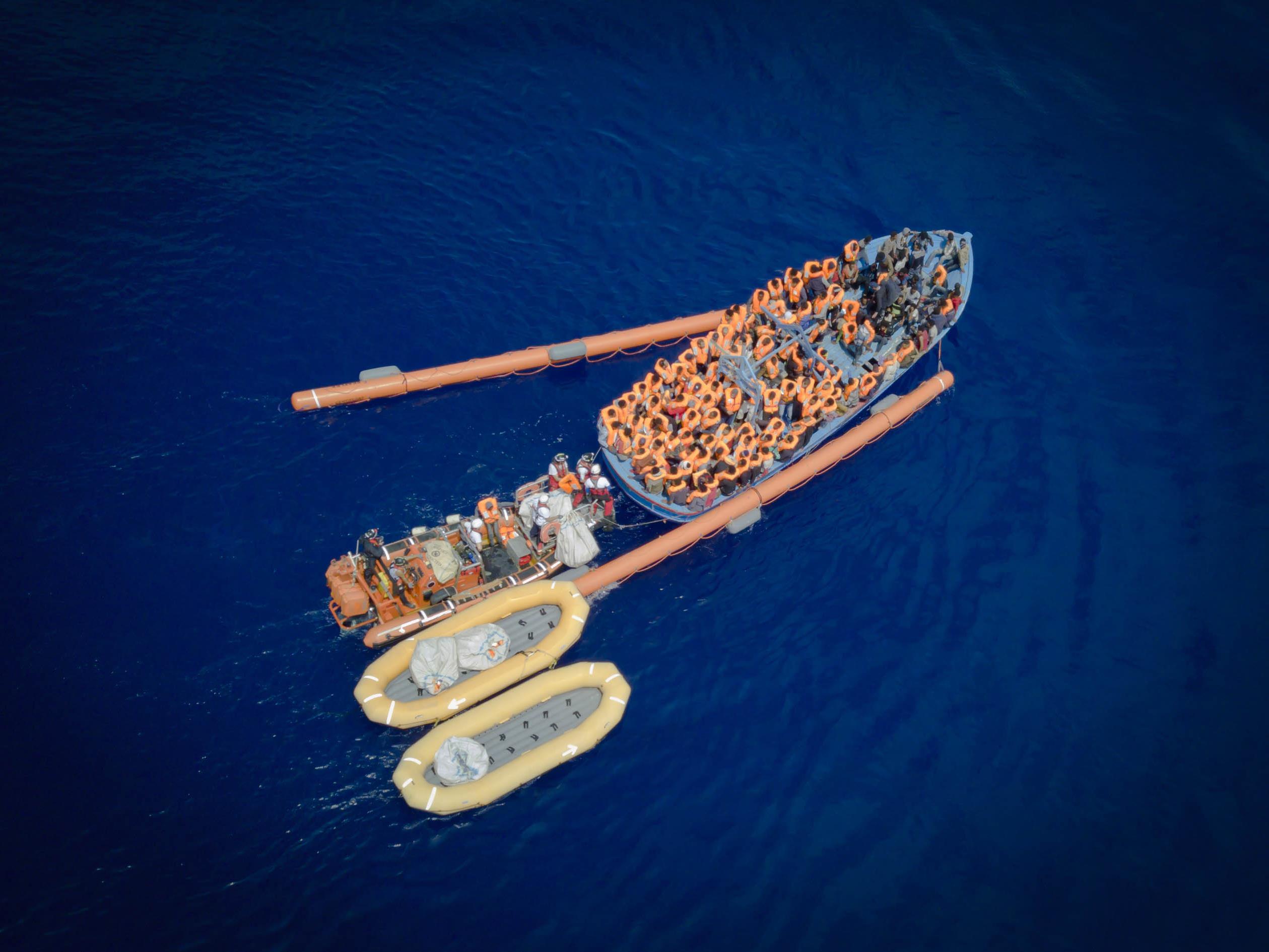 Les bateaux de bois sont très instables, alors l'équipe de l'Aquarius déploie tous ses moyens de flottaison.