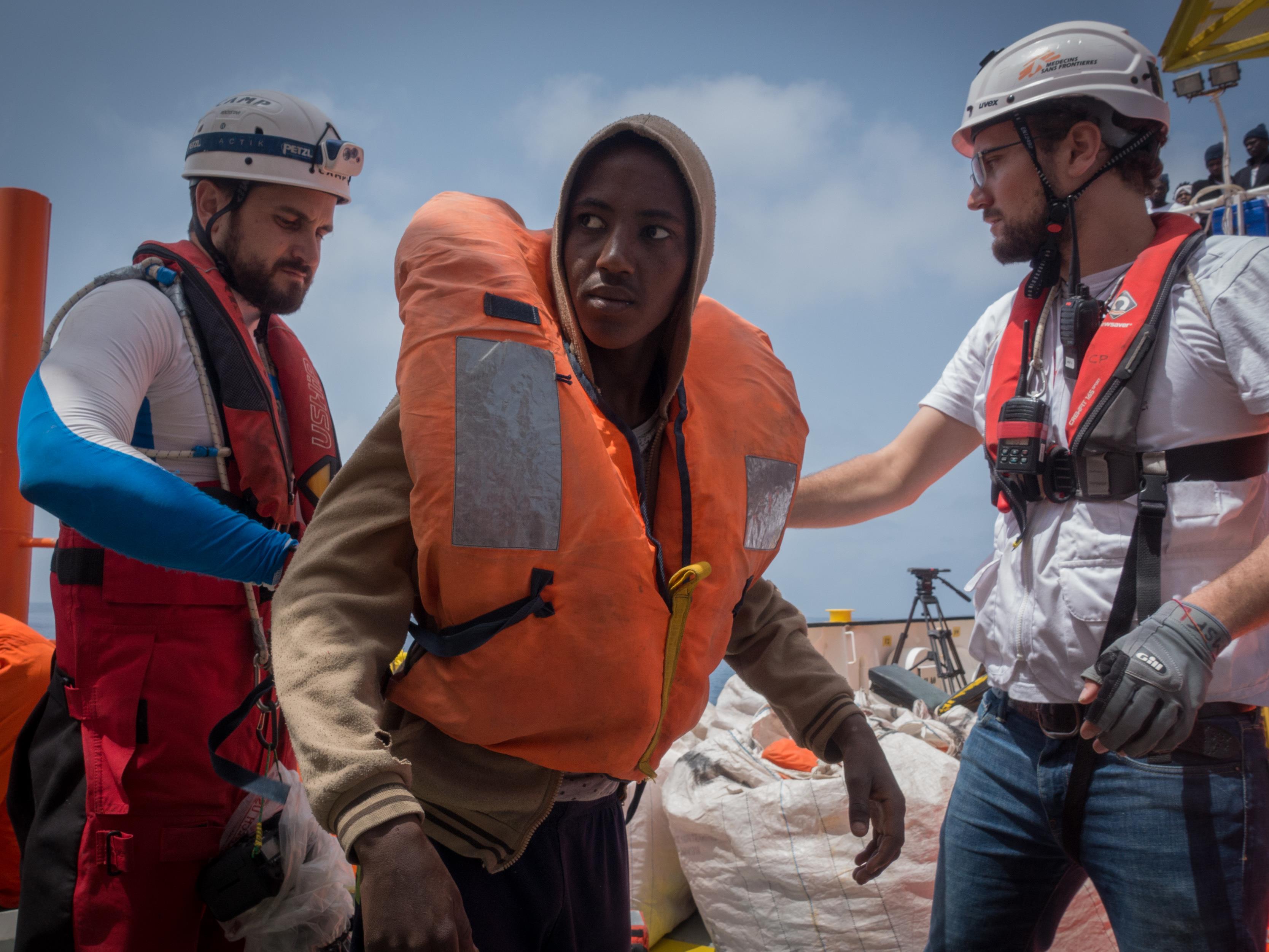 Un jeune homme est secouru à bord de l'Aquarius par l'équipe de SOS Méditerranée.
