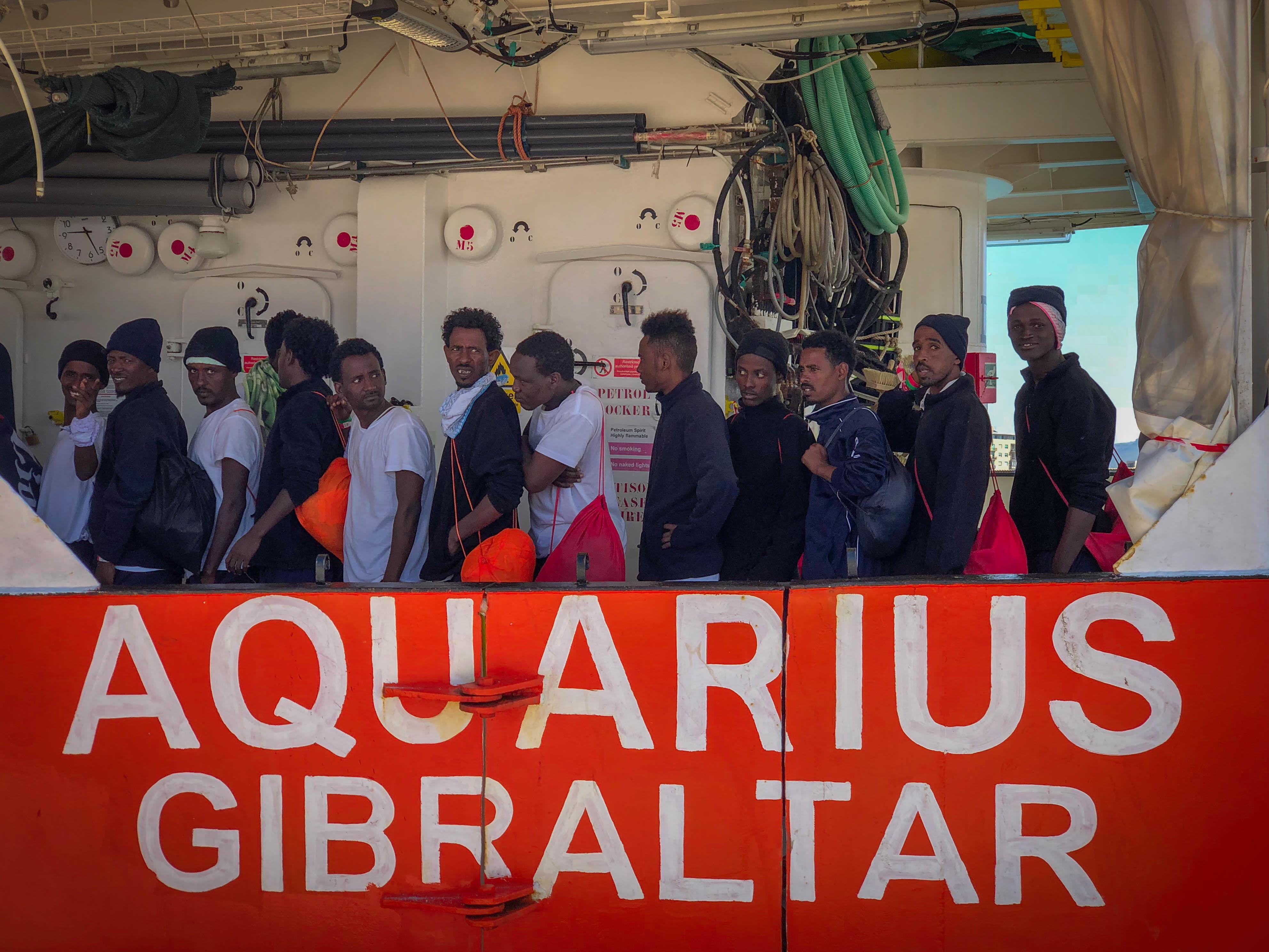 Des migrants sur l'Aquarius s’apprêtent à débarquer dans le port de Trapani en Sicile.