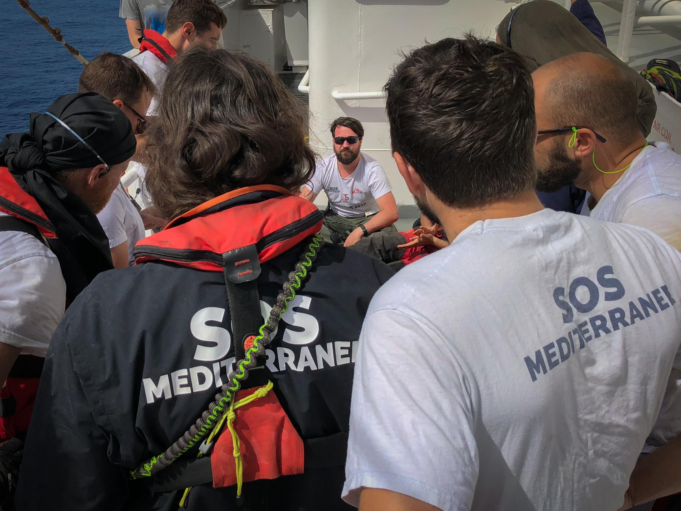 Nick Romaniuk, coordonnateur des recherches et sauvetages à bord de l’Aquarius, débreffe son équipe après un sauvetage.