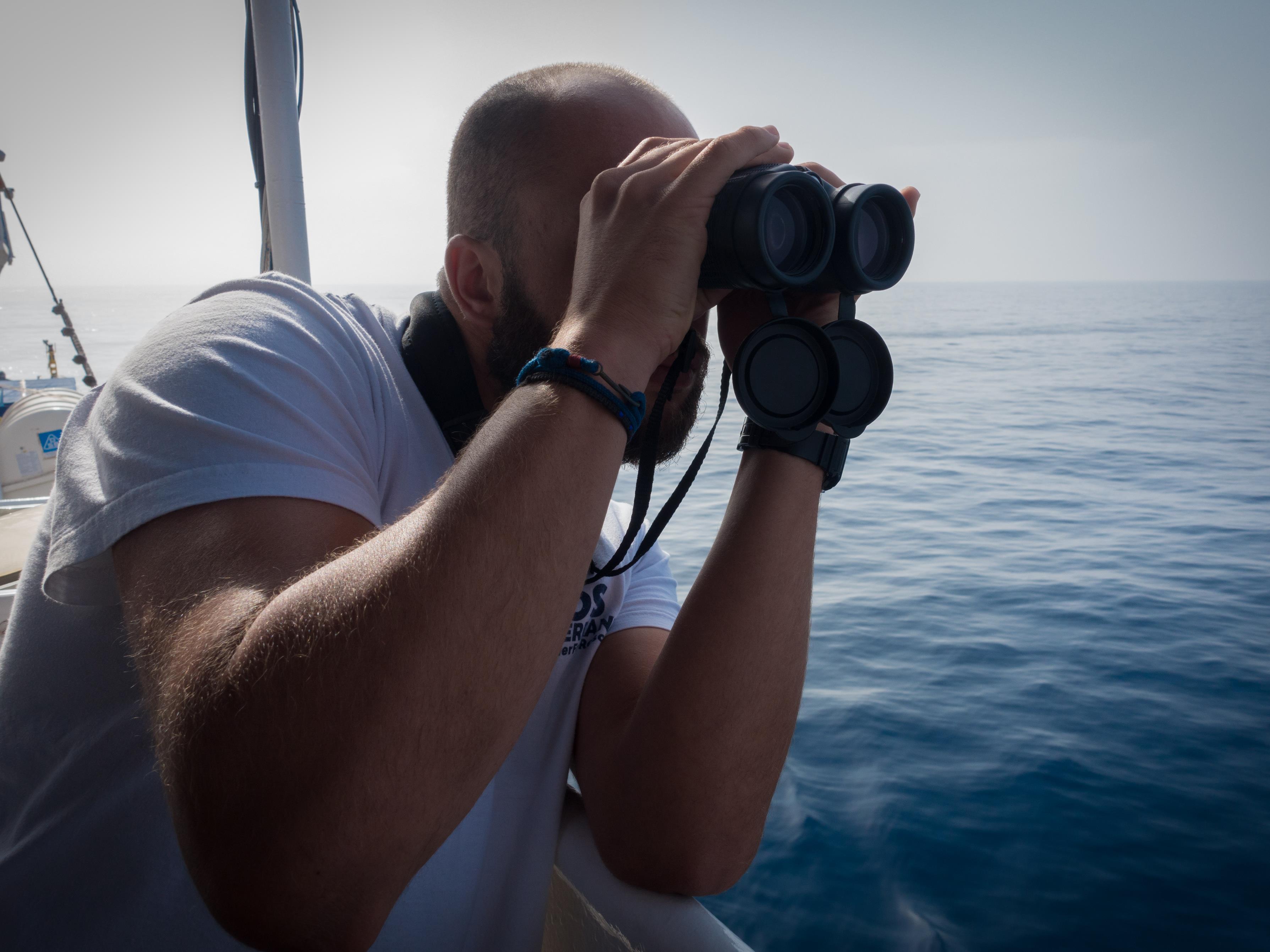 Théo Leclerc scrute l'horizon à la recherche de migrants.