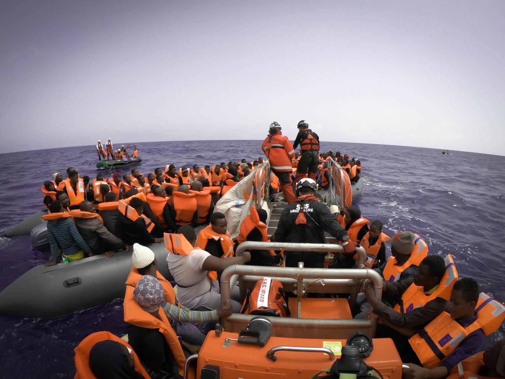 Les 164 occupants de ce bateau pneumatique sont secourus après 12 heures au milieu de la Méditerranée.