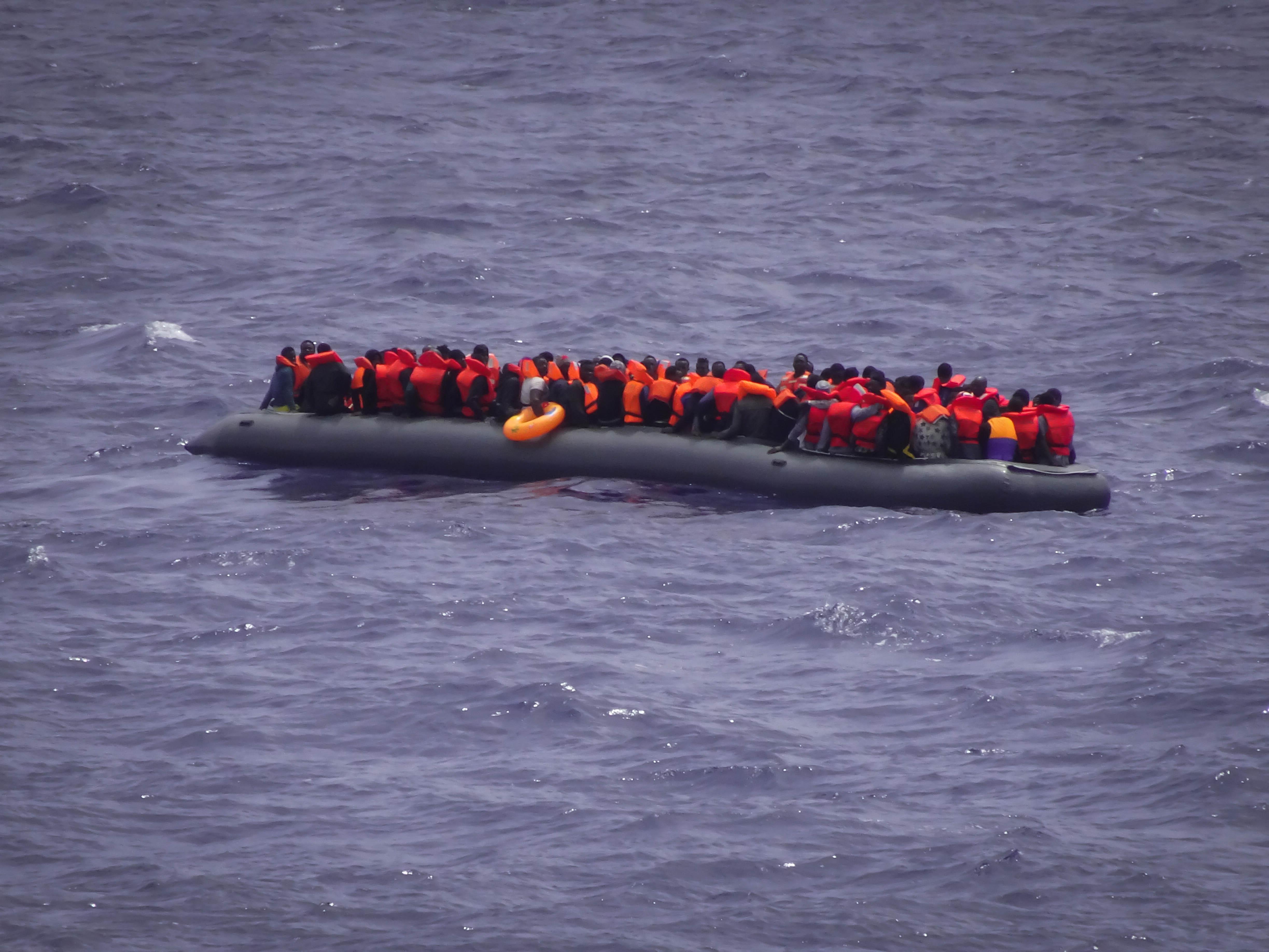 Les passeurs libyens n’ont pas hésité à entasser 164 personnes sur ce bateau pneumatique d’une dizaine de mètres en violation de toutes les règles de sécurité.