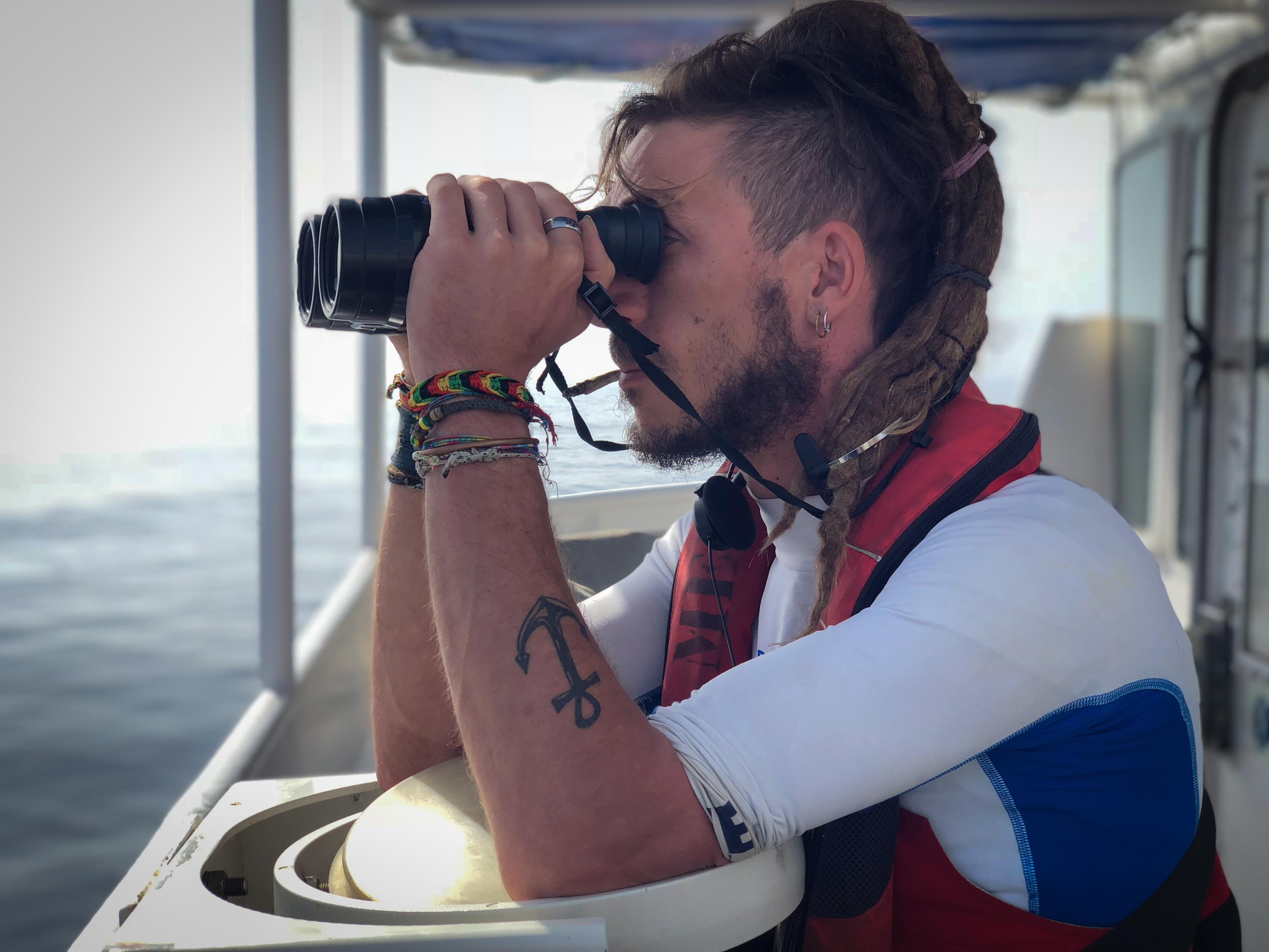 Tanguy Louppe observe l’horizon. La veille visuelle demeure le principal moyen de localiser les migrants.
