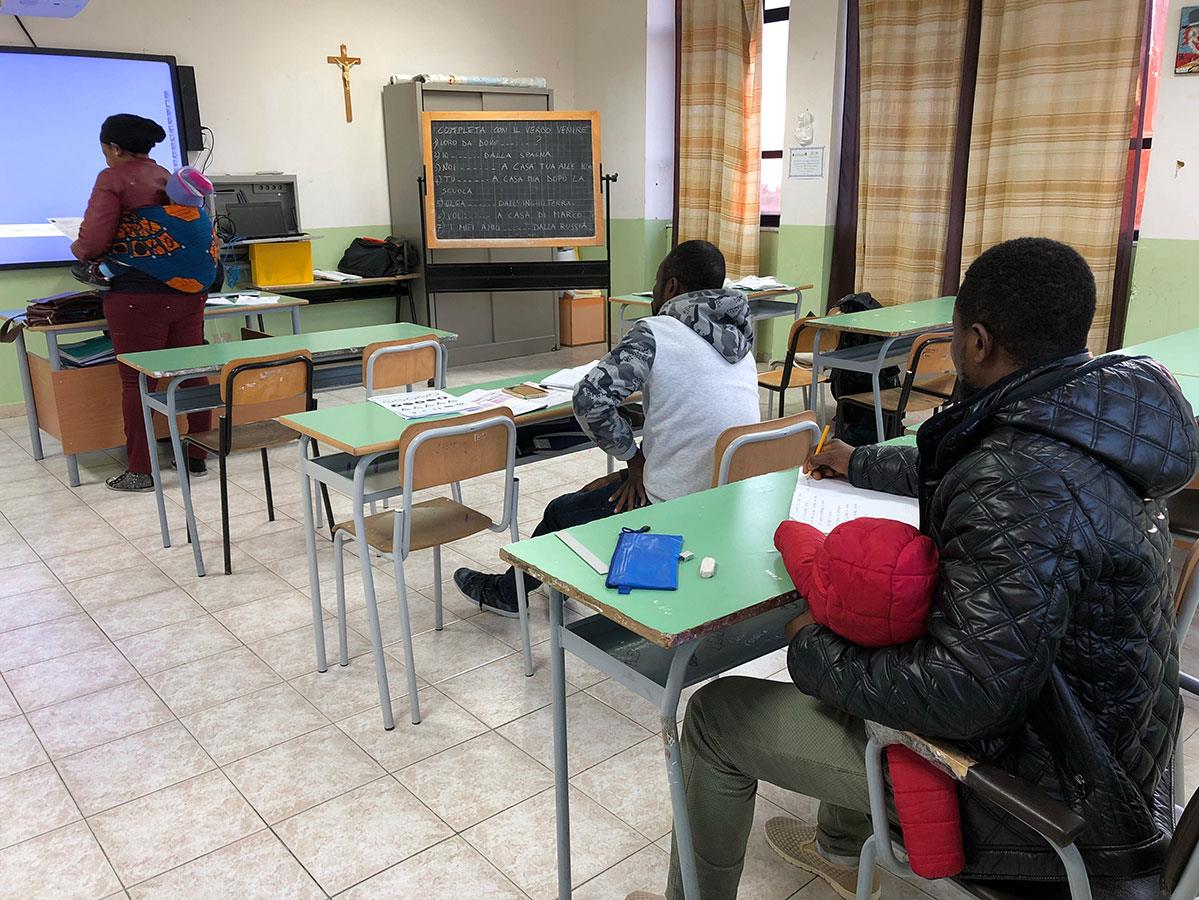 Des bénévoles donnent des cours d’italien aux nouveaux arrivants.