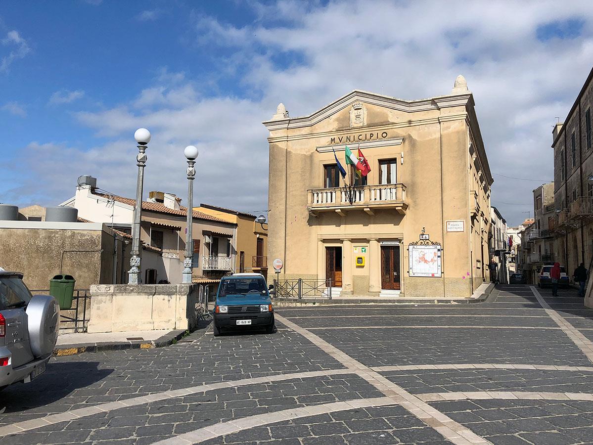 Le maire de Sutera voit les nouveaux arrivants comme une chance pour son village.