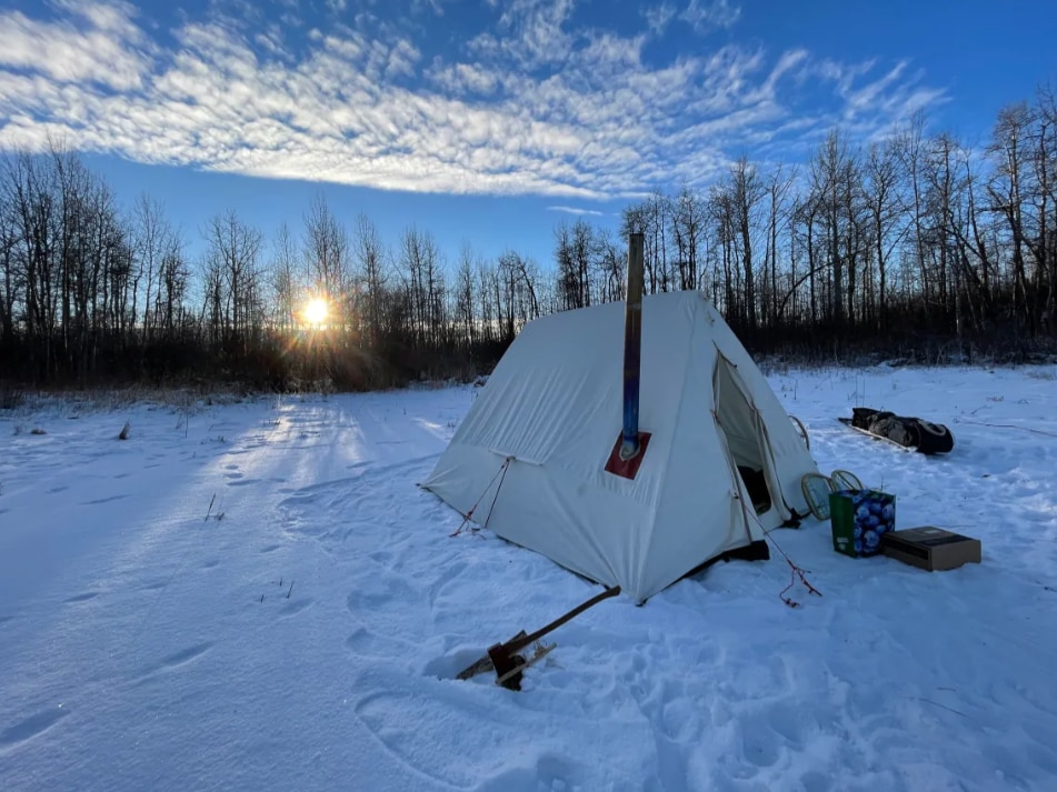 Mammoet kans Weg Des Albertains s'échappent de l'ennui et de l'angoisse en campant dans le  froid | Confinés en Alberta : la boîte à contenus | Radio-Canada.ca