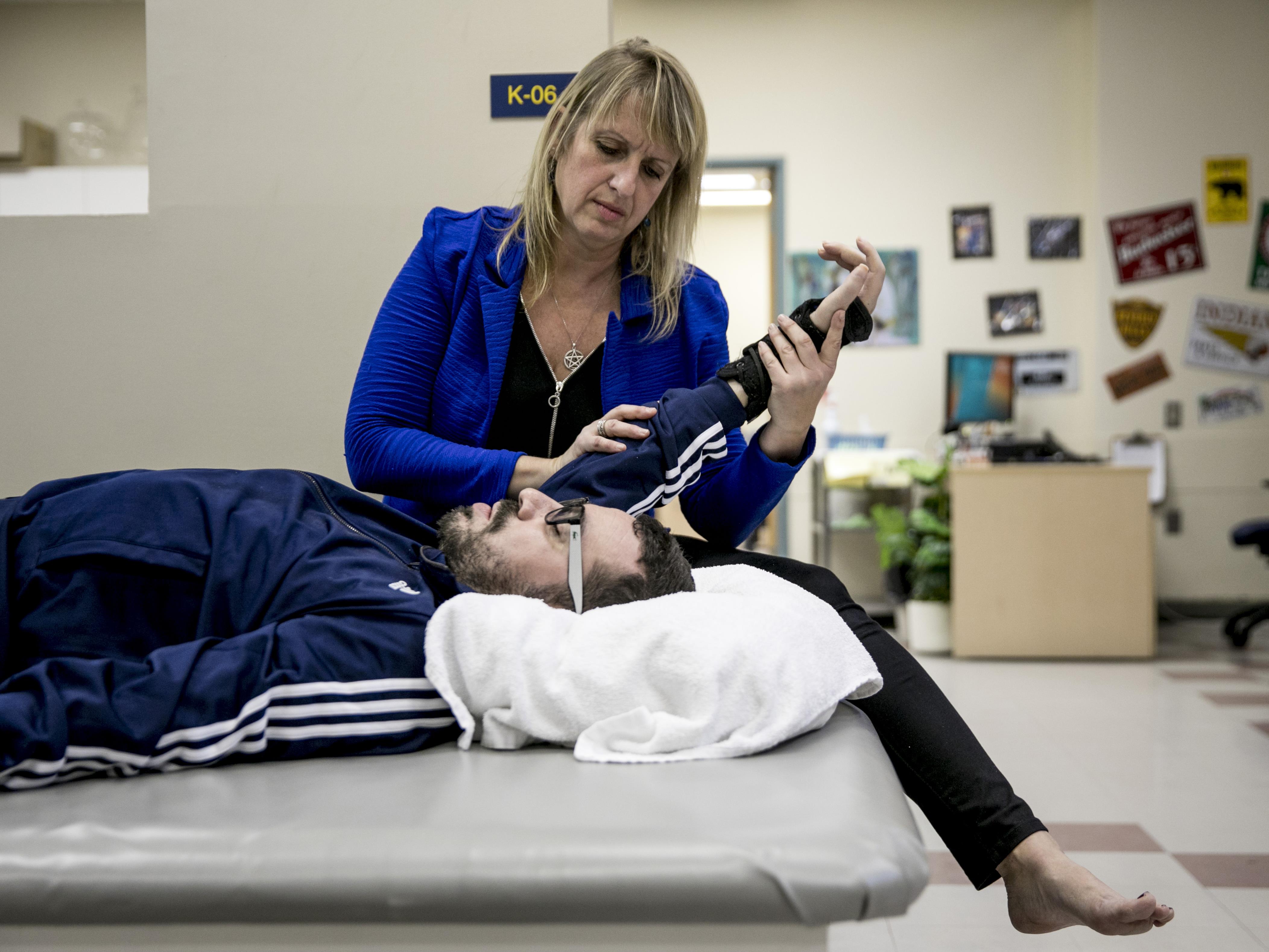Aymen Derbali lors d’une séance de physiothérapie au centre de réadaptation.