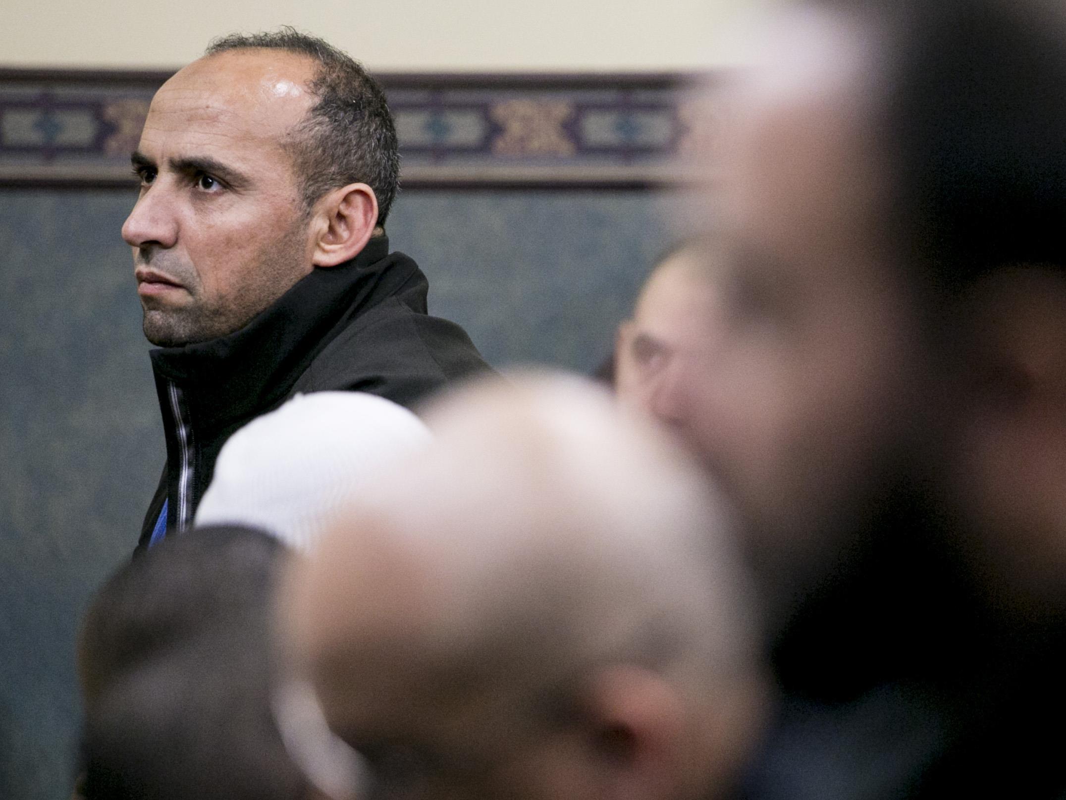 Même s’il a des réflexes de protection dans les lieux publics depuis l’attentat, Saïd Akjour retourne prier.