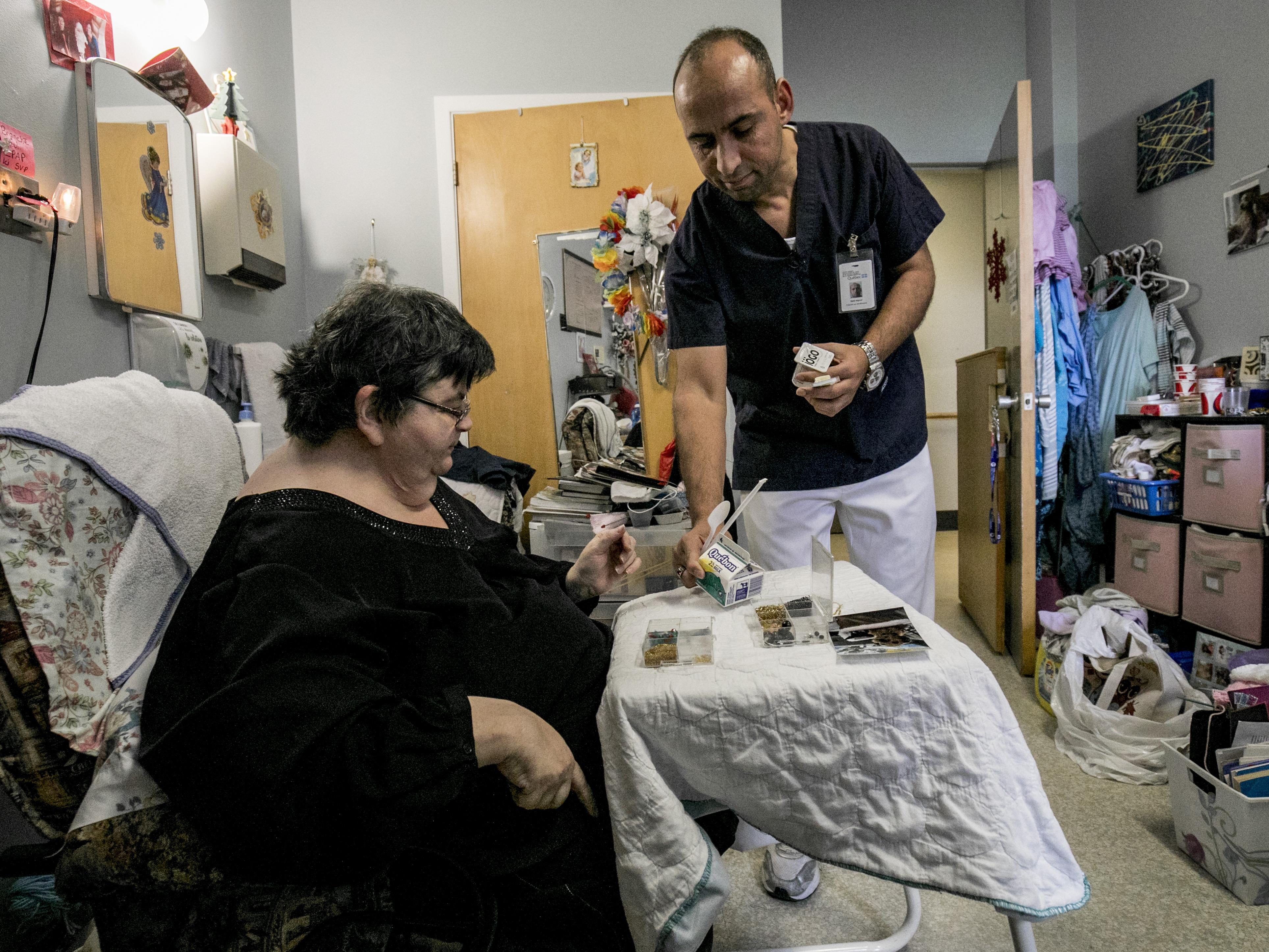 Saïd apporte une collation à une patiente, Mme Johanne Lapierre