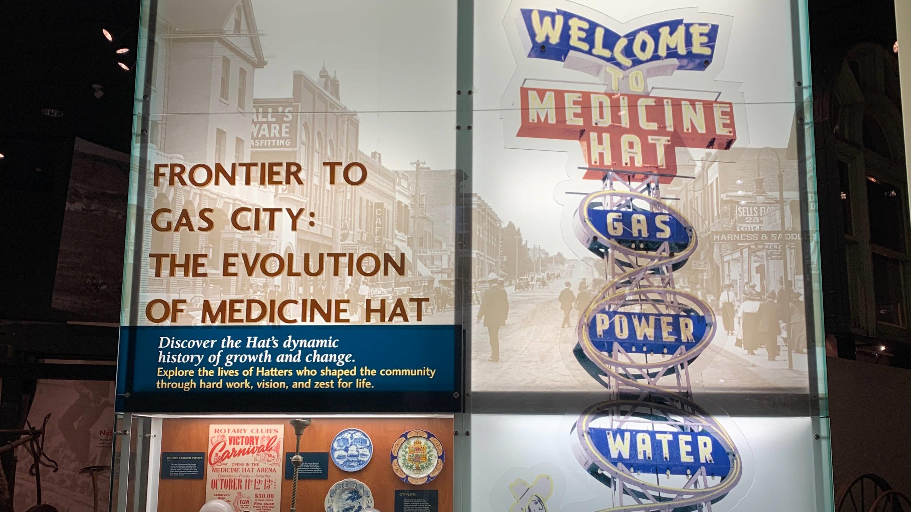 Une reproduction de la pancarte qui souhaite la bienvenue aux visiteurs dans la ville de Medicine Hat.