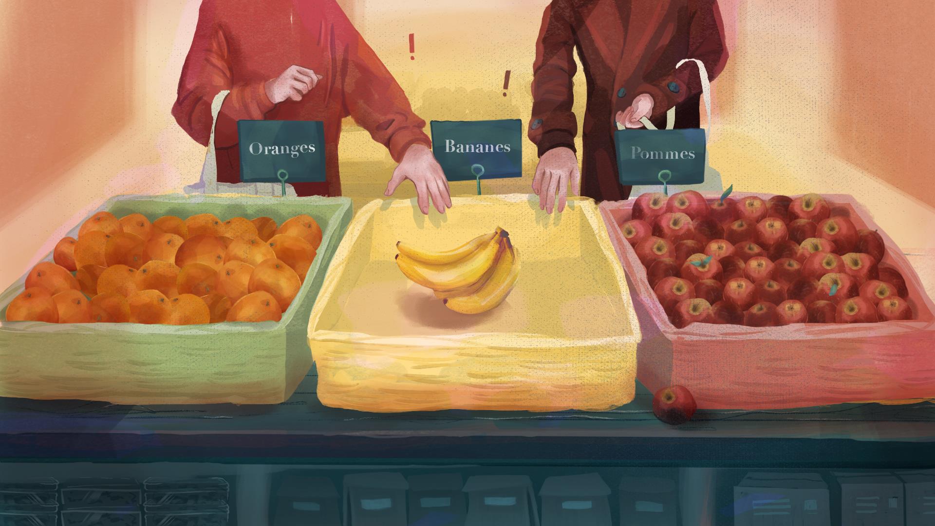 Deux consommateurs tendent la main au même moment vers les seules bananes qui restent dans un bac situé entre deux autres bacs remplis de pommes et d’oranges.