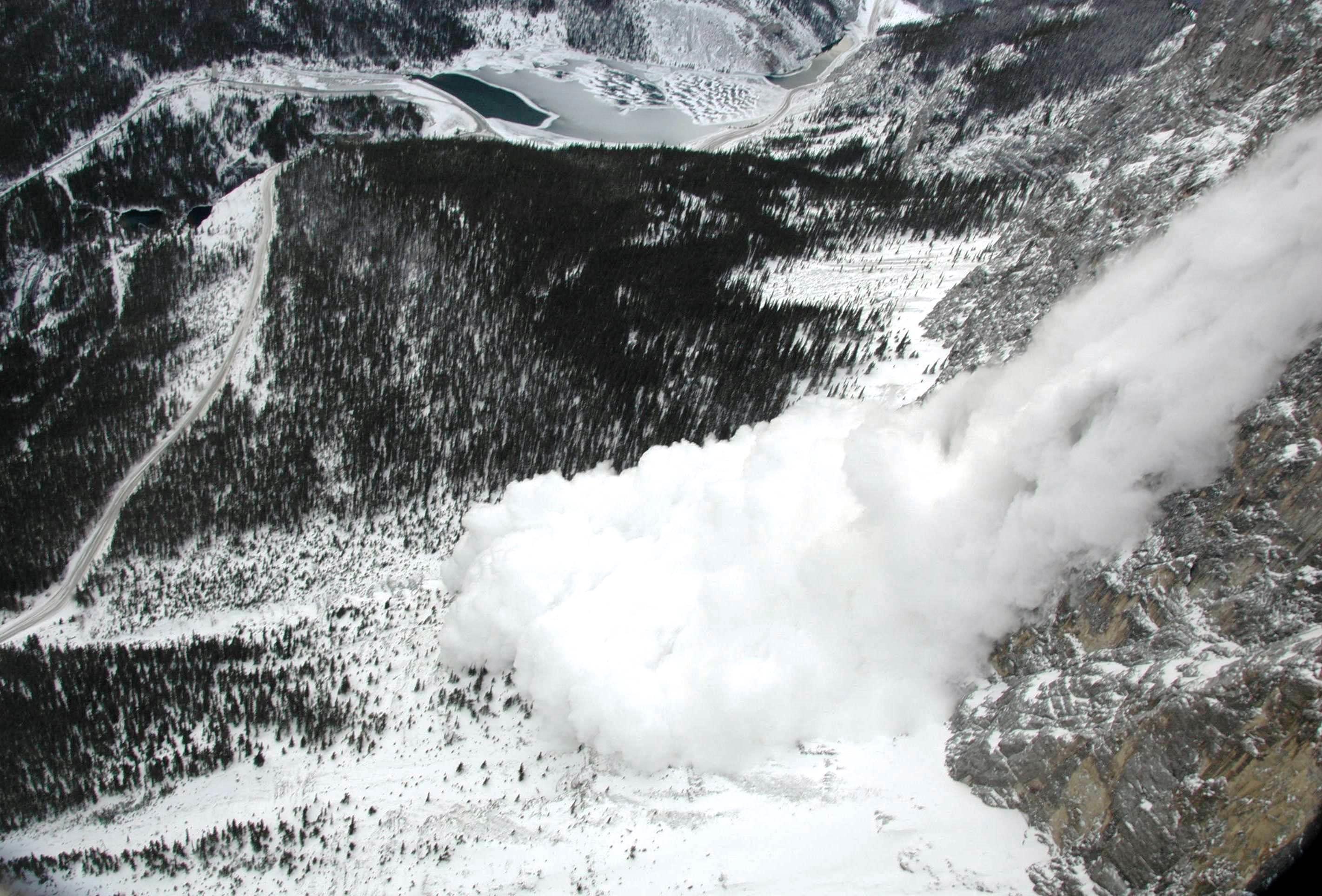 Лавина в горах. Avalanche Disaster. Лавина Уральские горы. Пылевая лавина. Сухие лавины.