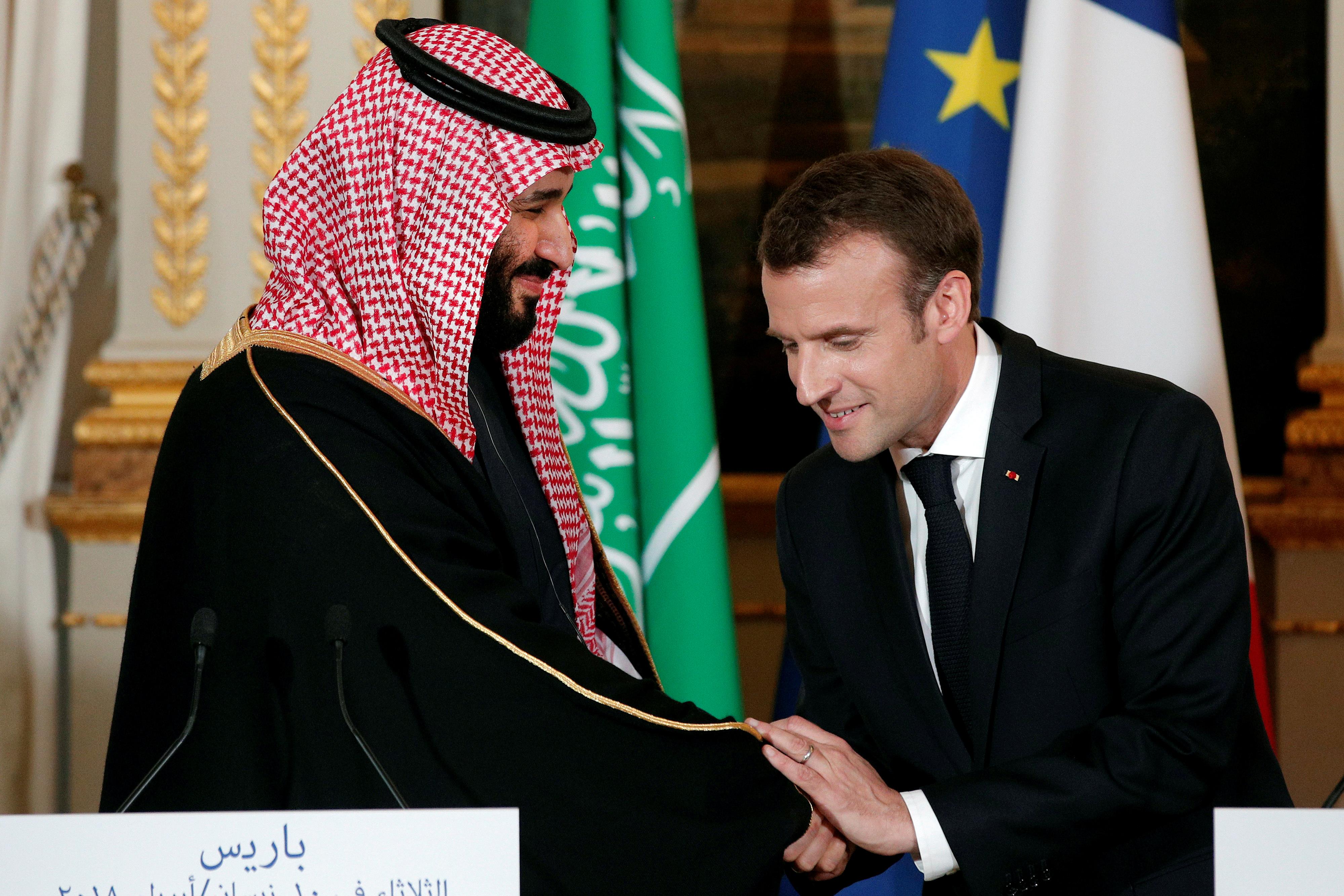 Le président français, Emmanuel Macron, serre la main au prince héritier de l'Arabie saoudite, Mohammed ben Salmane, lors d'une conférence de presse au palais de l'Élysée, à Paris, le 10 avril 2018.