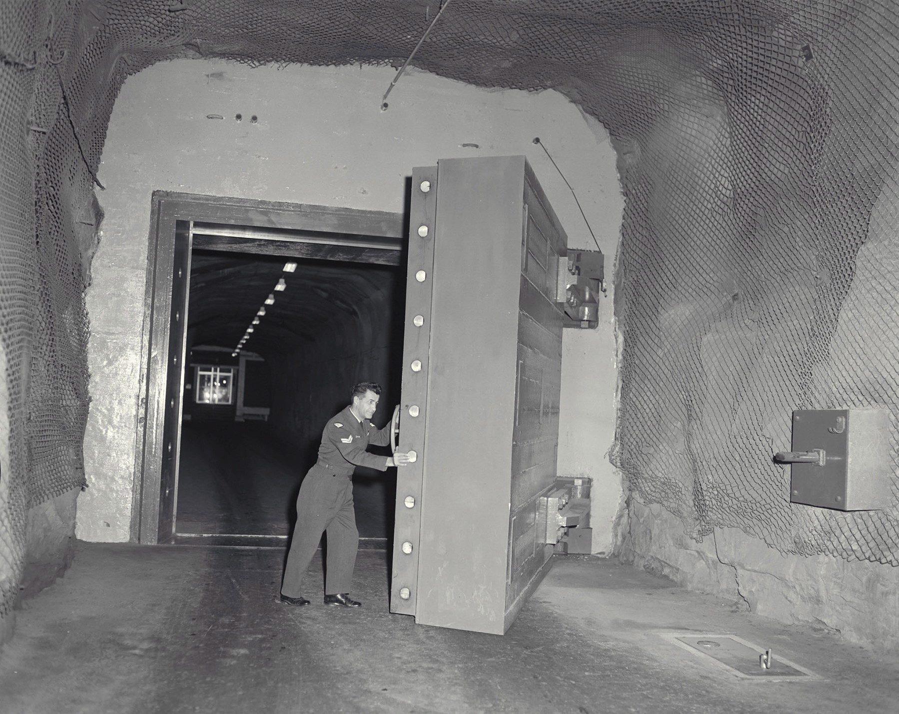 Радиация бетона. Противоядерный бункер. Огромная дверь бункера. Подземный бункер. Дверь в ядерный бункер.