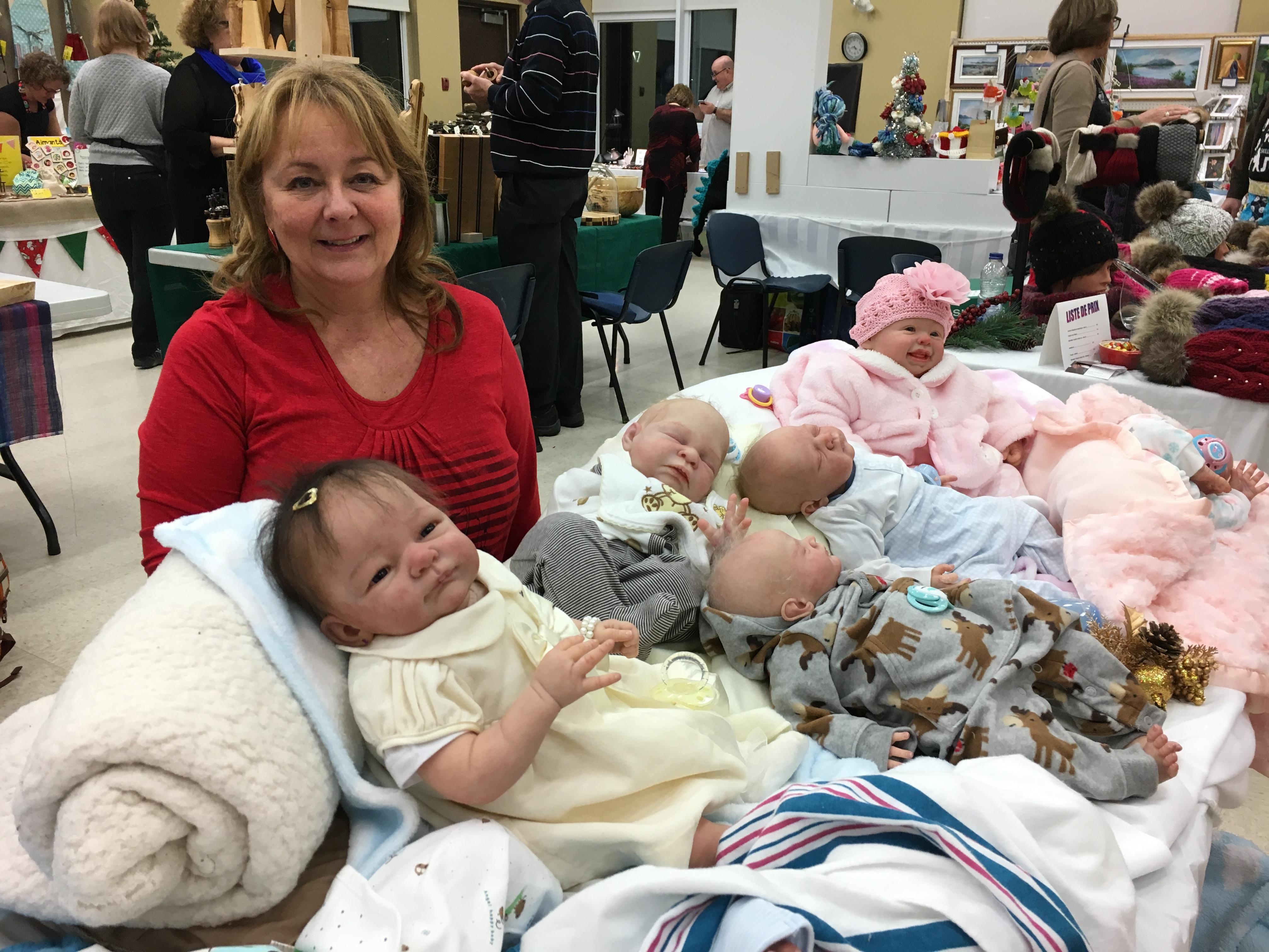 Le Salon Region Art De Rimouski En Pleine Action Radio Canada Ca