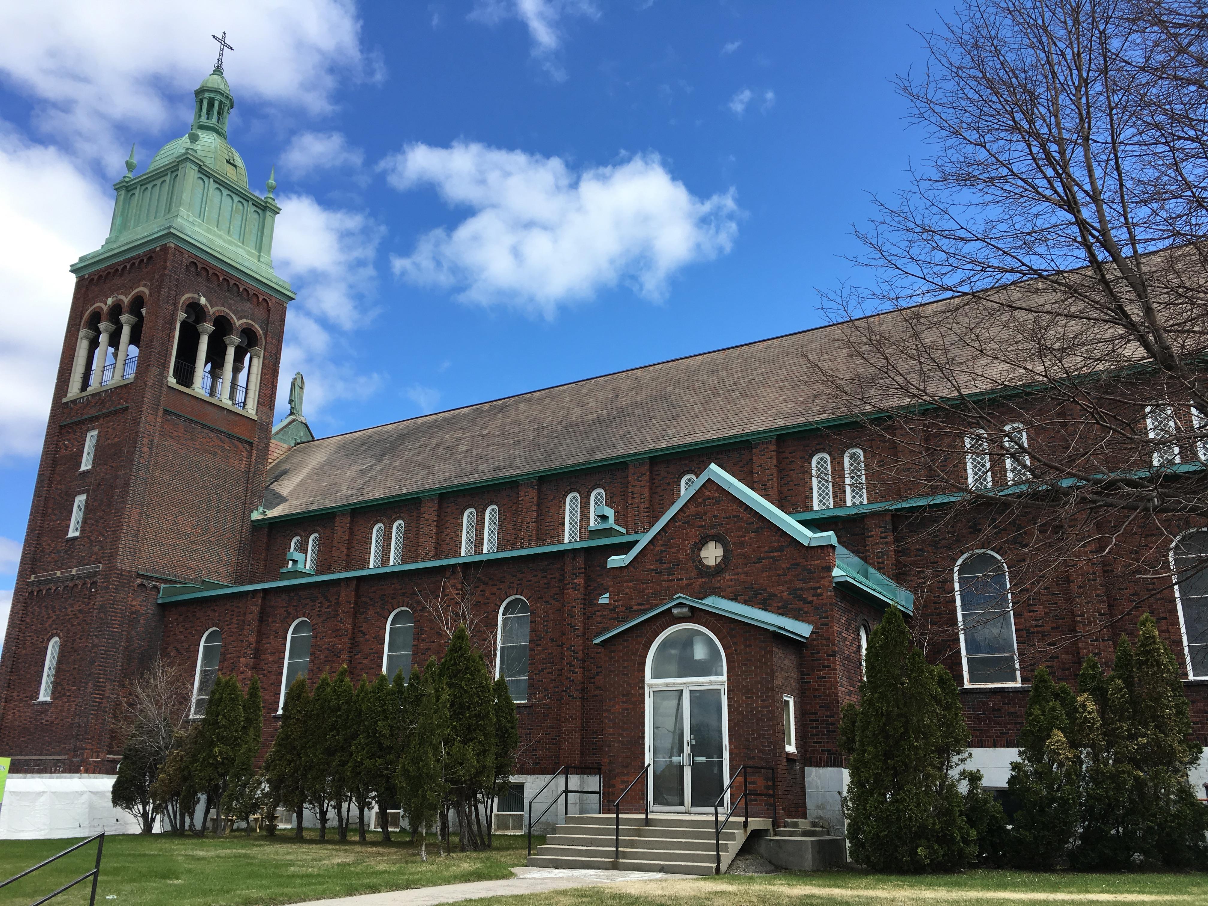 Des pèlerins découvrent l’église SainteThérèse RadioCanada.ca