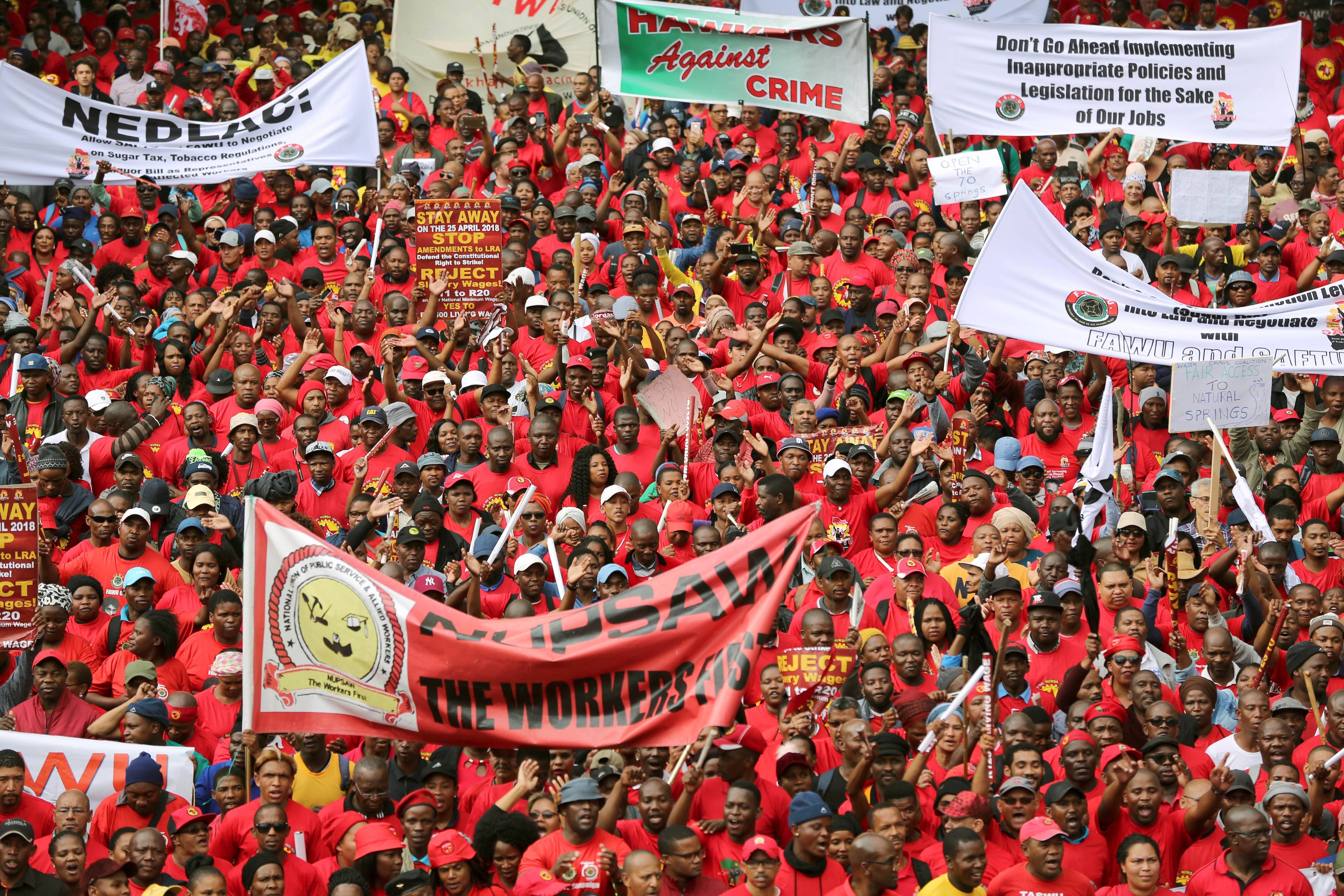 Des travailleurs syndiqués sud-africains participent à une manifestation nationale contre l'imposition par le gouvernement d'un salaire minimum qu'ils estiment trop bas à la ville du Cap, le 25 avril 2018.