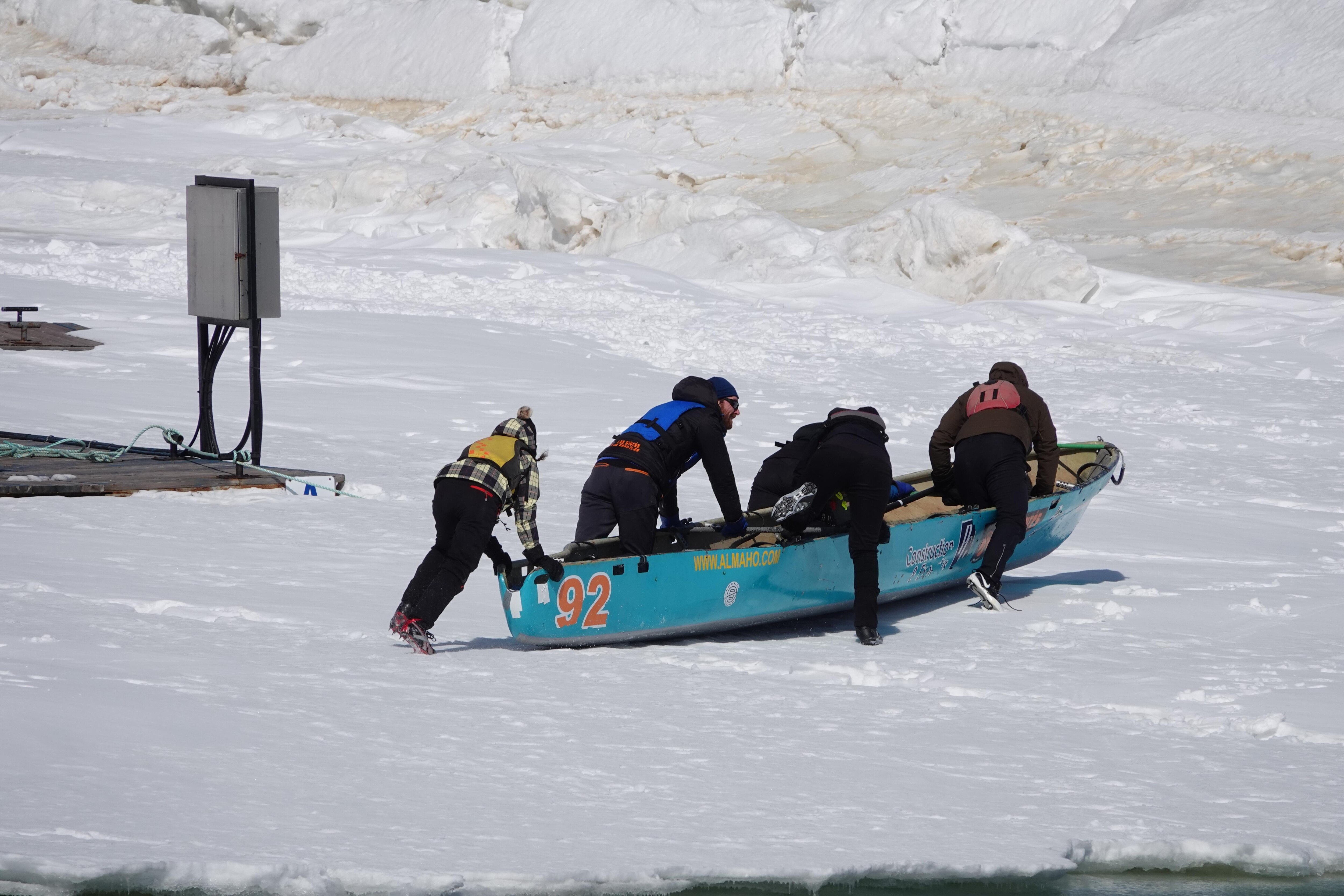 Initiation Au Canot à Glace Avec Les Givrés De Sept Îles Radio Canadaca