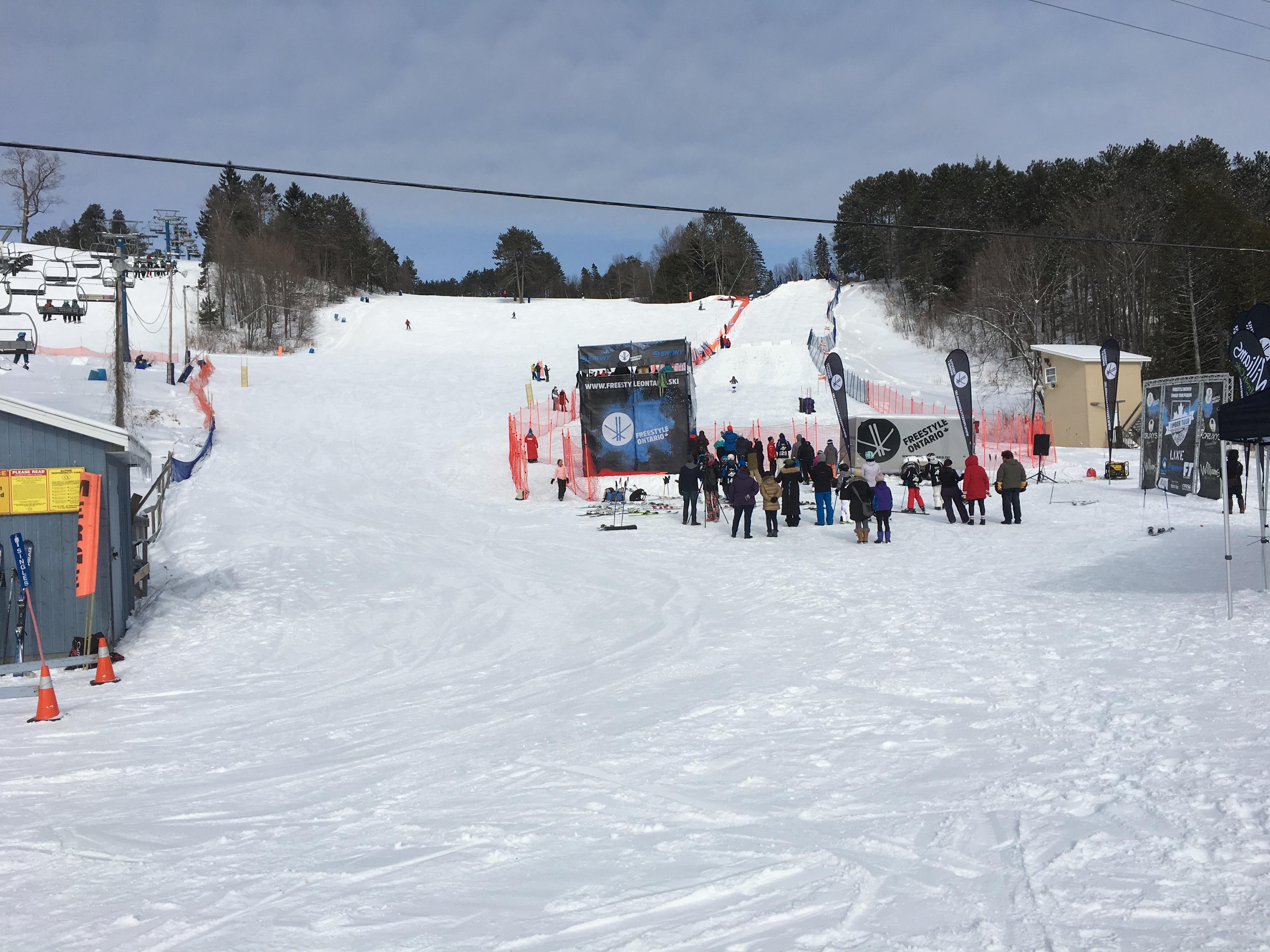 Les jeunes skieurs acrobatiques ontariens s'affrontent au Timber Tour à North Bay RadioCanada.ca