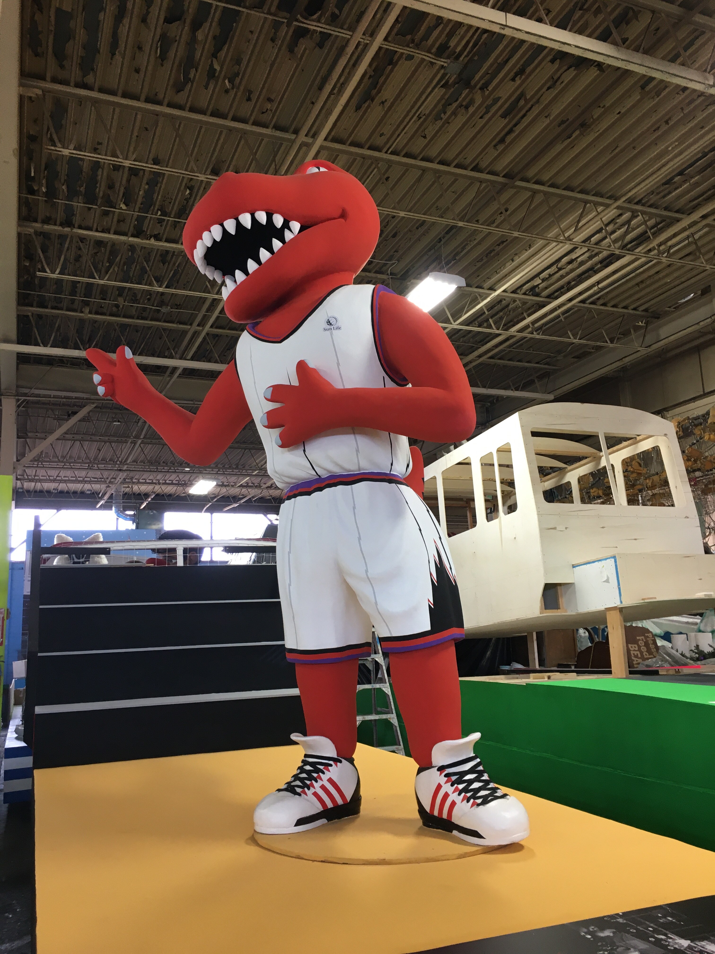 Derniers préparatifs à Toronto avant le défilé du père Noël | Radio ...