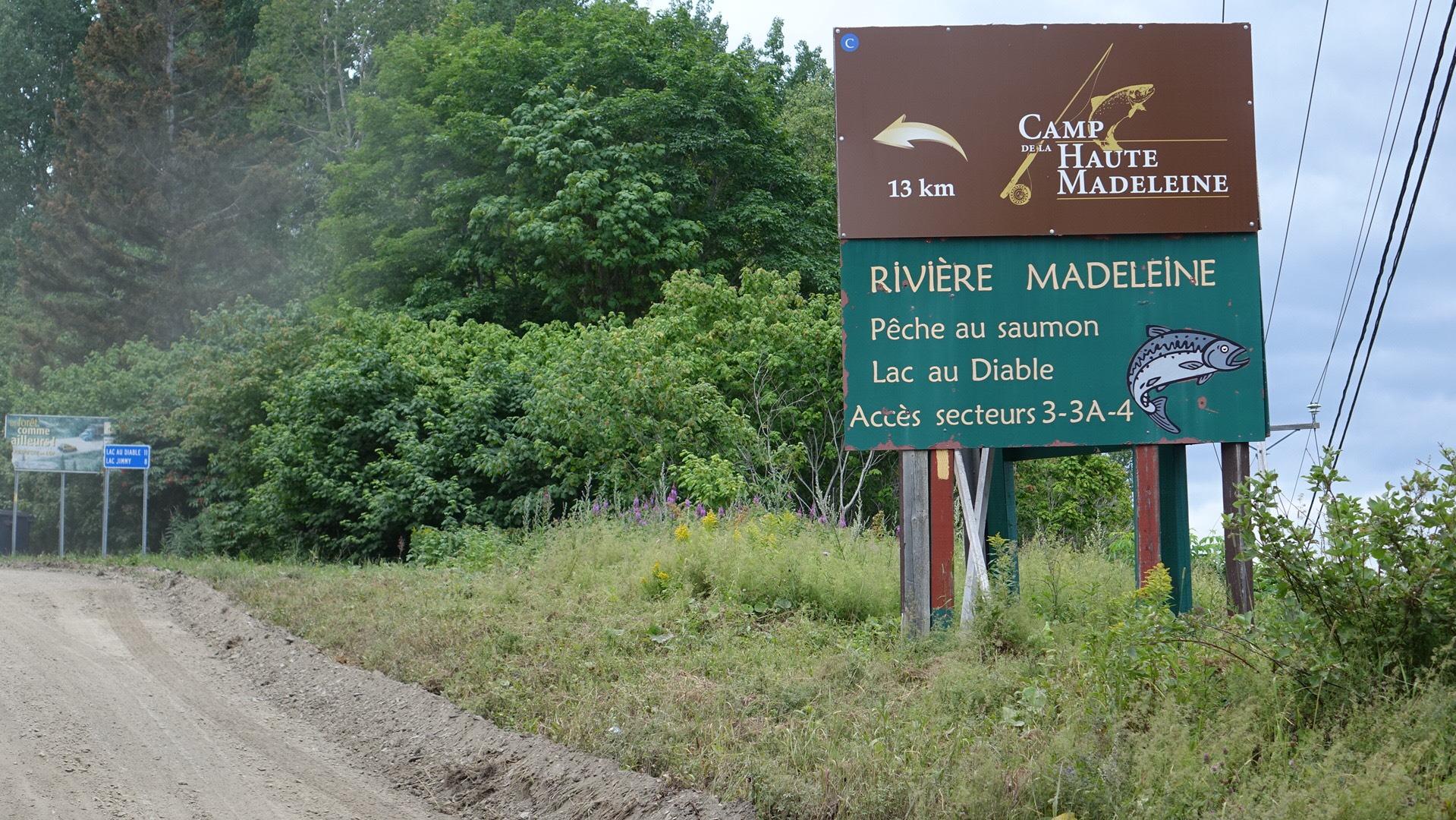 Le phare de SainteMadeleinedelaRivièreMadeleine dans le paysage