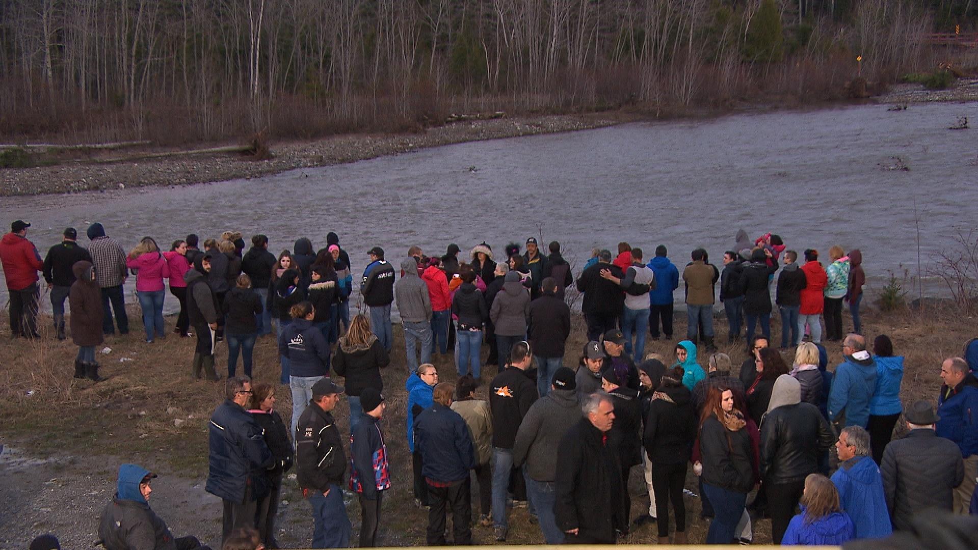 Veillée au flambeau pour les disparus de la rivière SainteAnne Radio