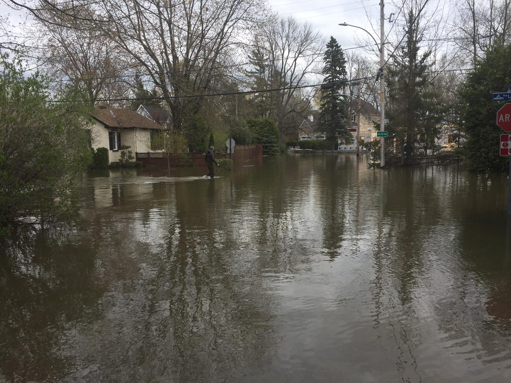 Les résidents sinistrés de DeuxMontagnes attendent que l'eau se retire Inondations printemps