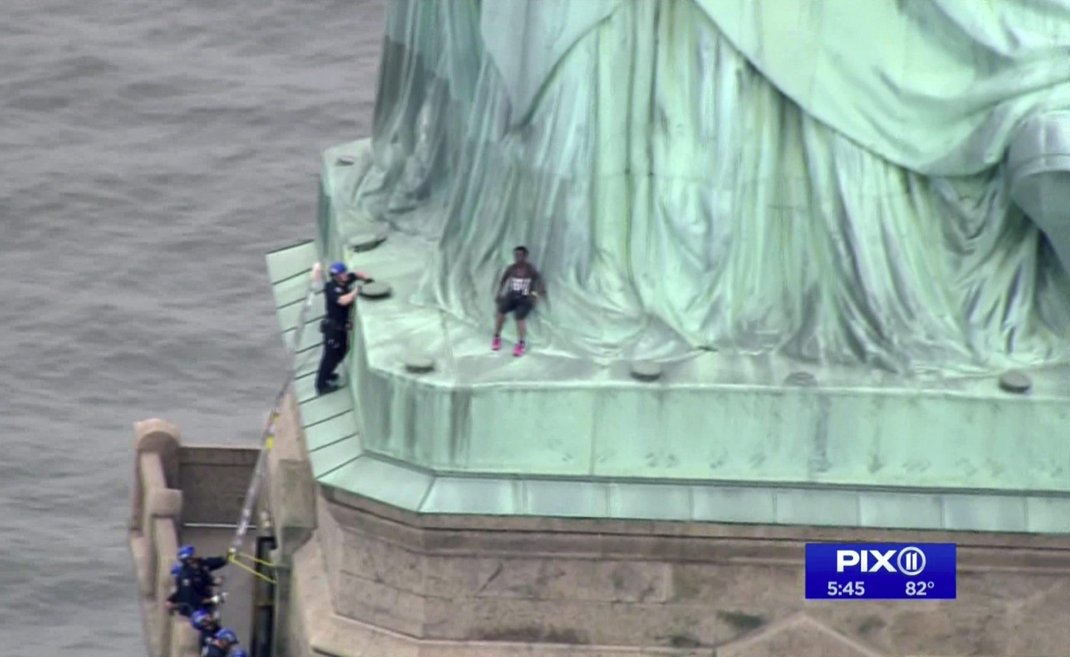 Une Femme Escalade La Statue De La Liberte Et Force L Evacuation De Milliers De Touristes Radio Canada Ca