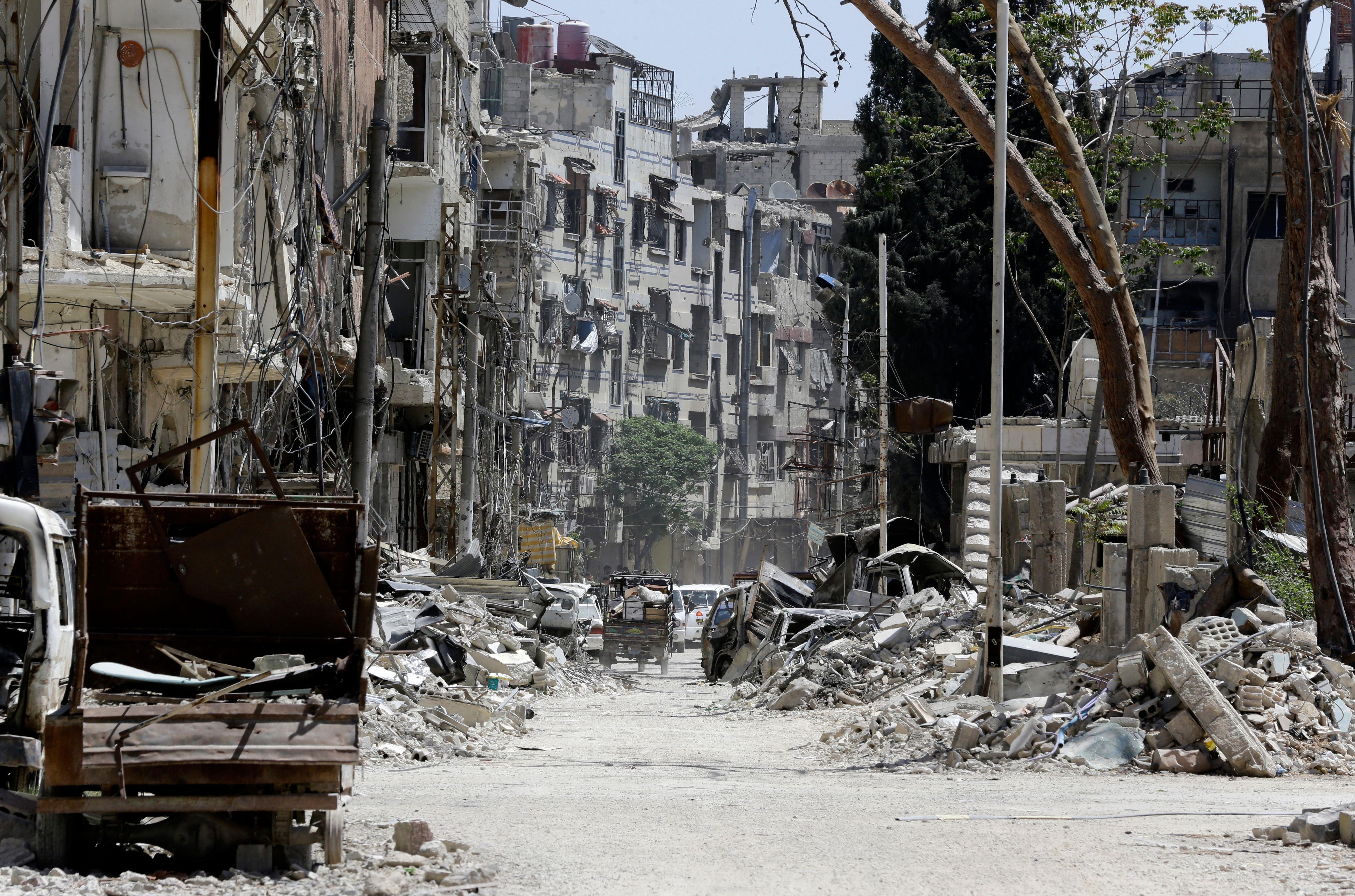 Une rue détruite de Douma, en banlieue de Damas, le 16 avril 2018.