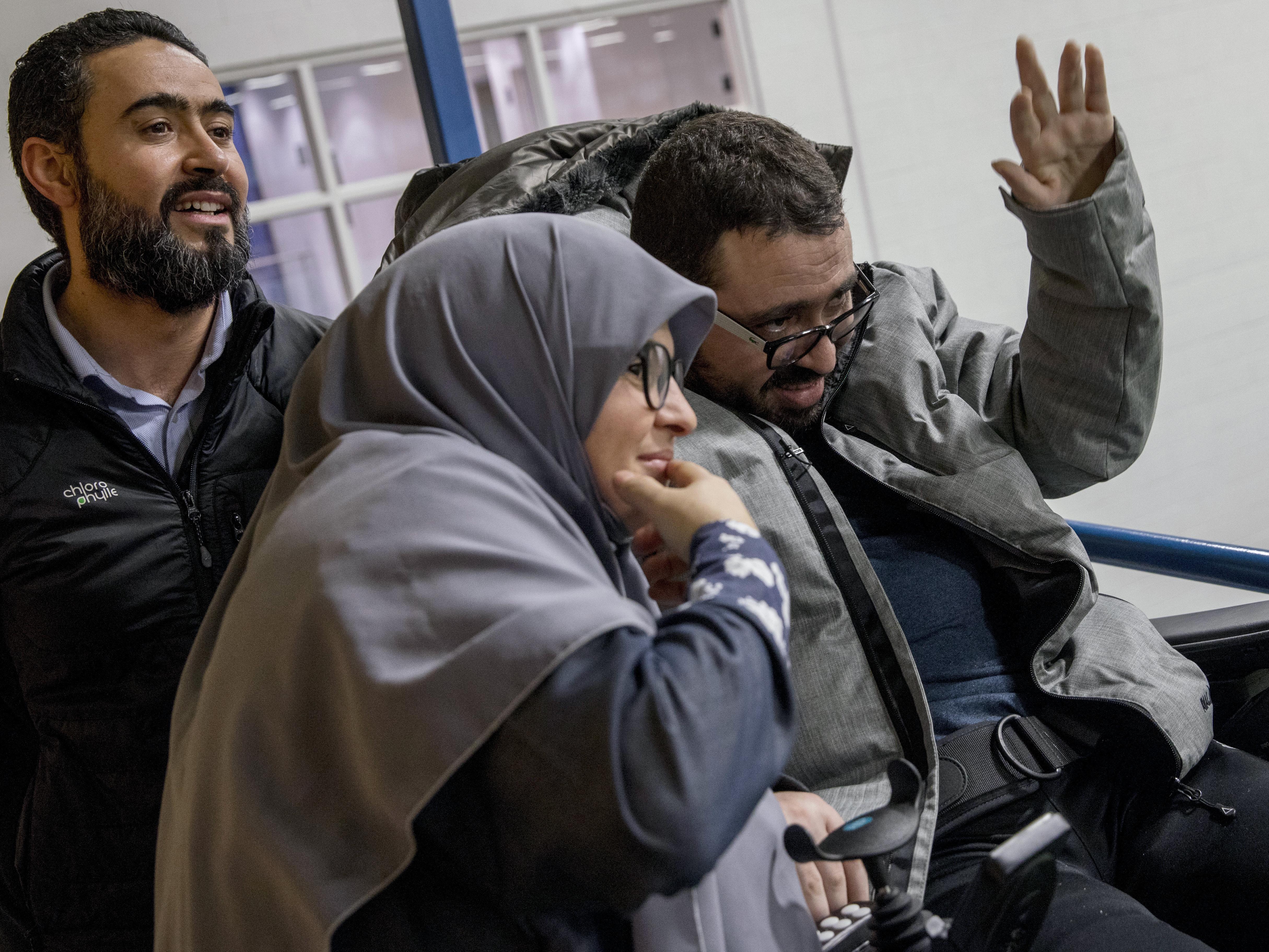 Aymen Derbali, sa femme Nedra Zahouani et leur ami Abdelbaki Erroussi assistent au match de soccer d’Ayoub.