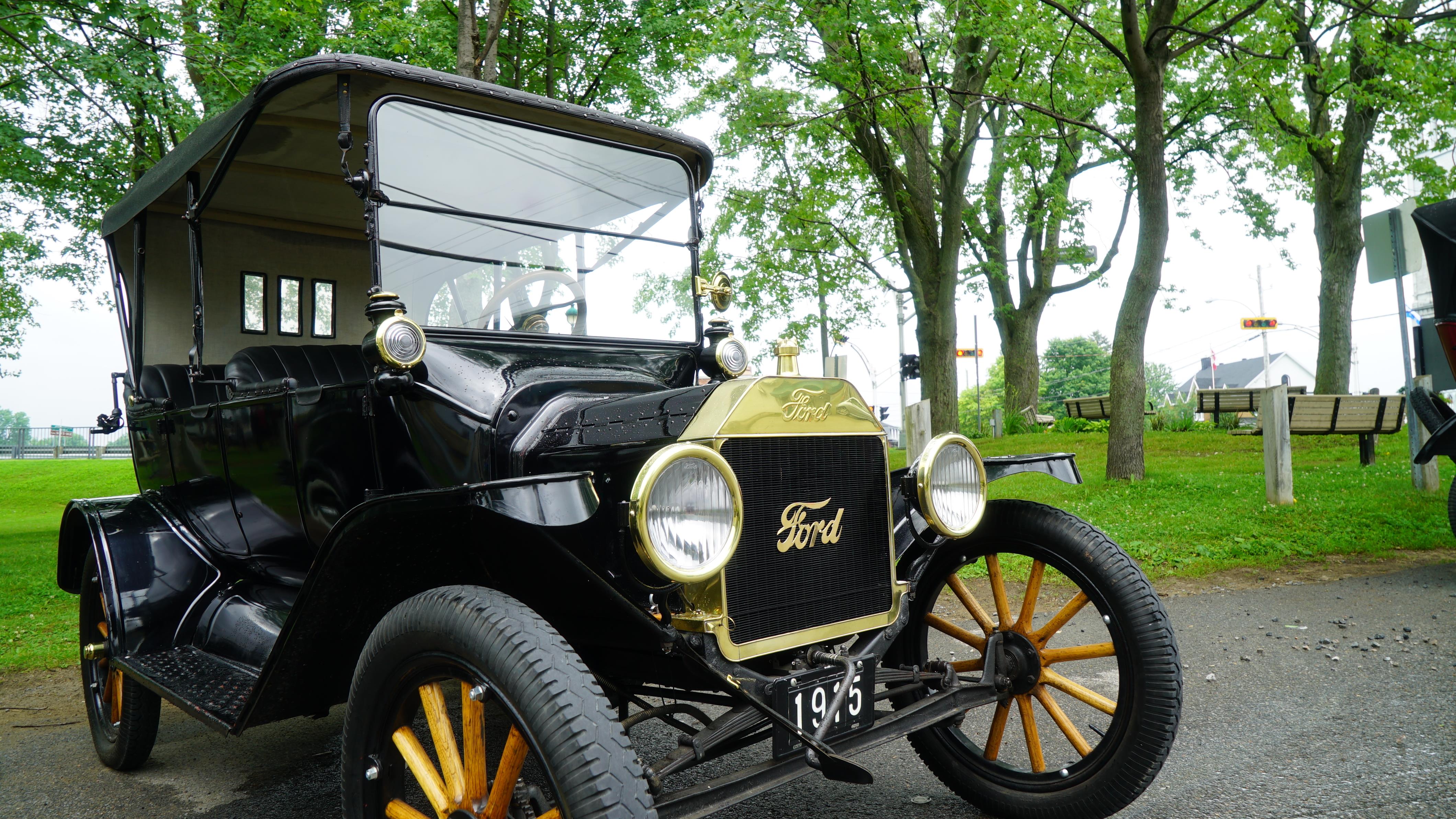 Une Voiture Ancienne Voyage Dans Le Temps A Sainte Anne De La Perade Radio Canada Ca