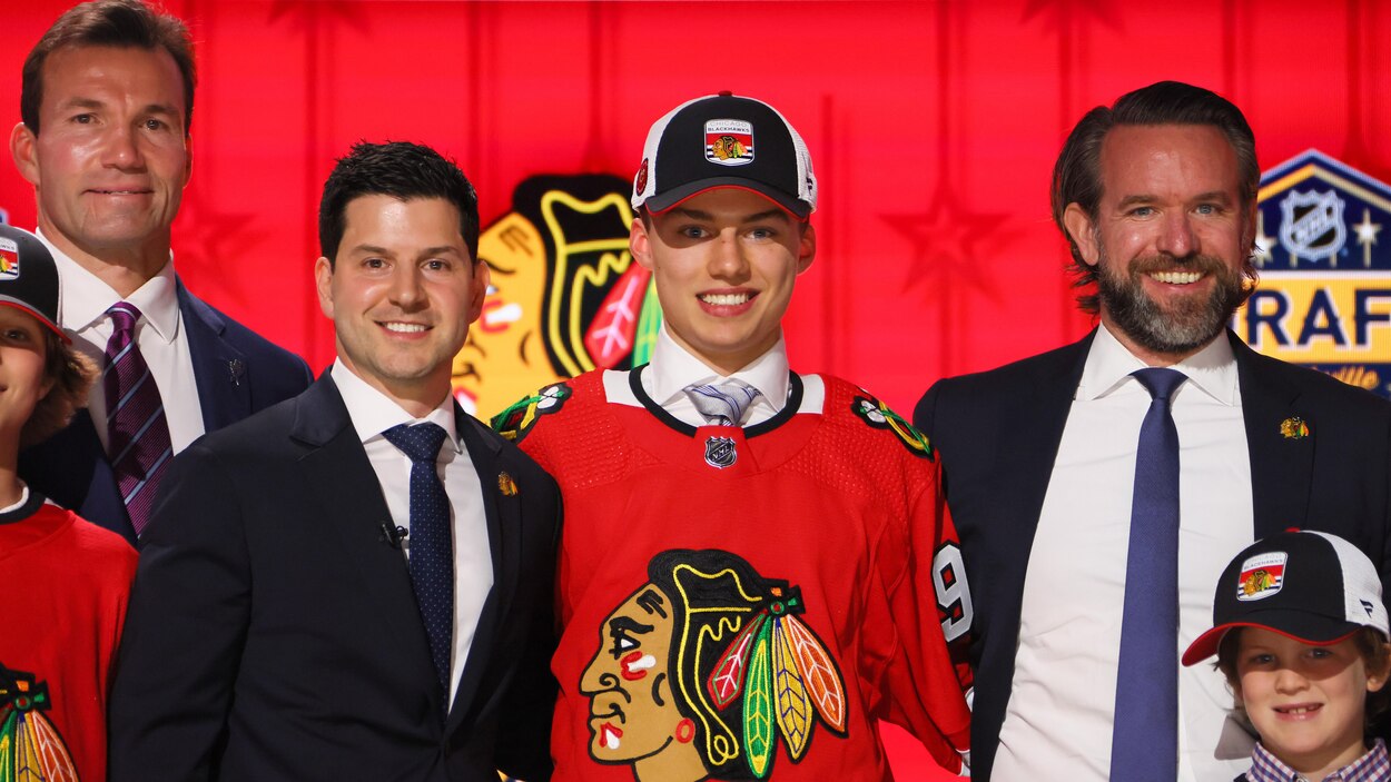 Connor Bedard in a Chicago Blackhawks uniform.