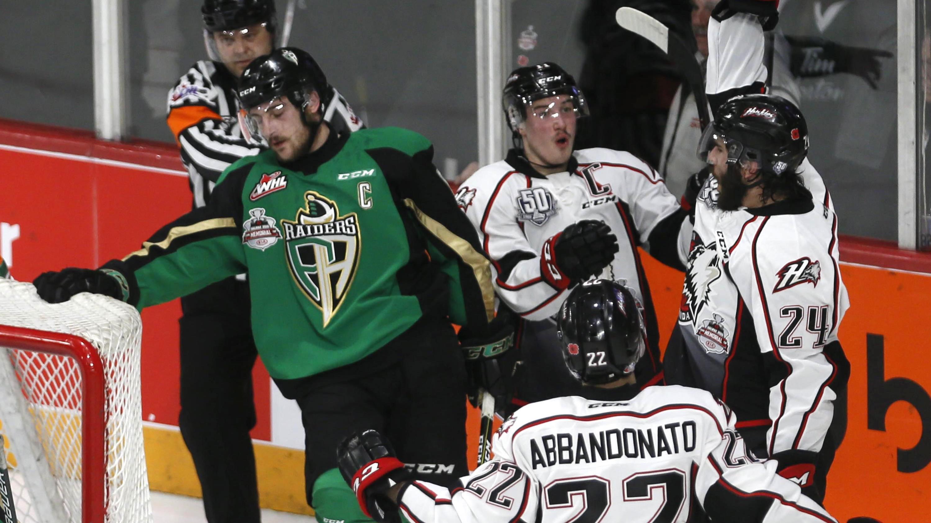 Une première victoire pour les Huskies à la Coupe Memorial | Radio-Canada