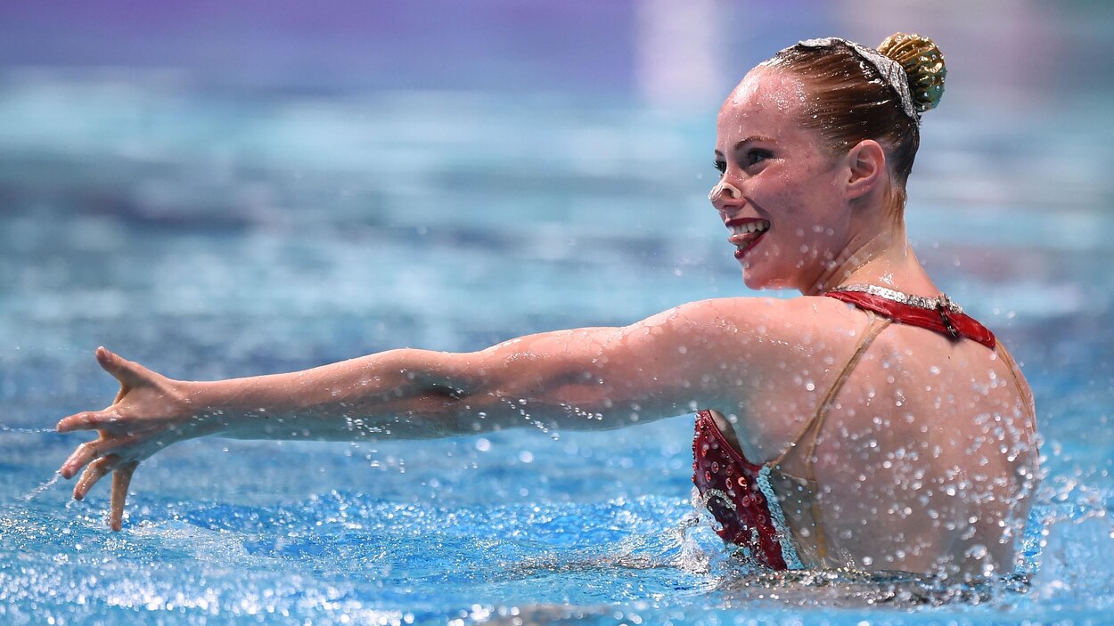 Jacqueline Simoneau triomphe en natation artistique individuelle... et ...