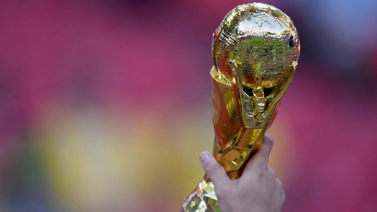 World Cup 2018 - Réplique du trophée de la Coupe du Monde sur