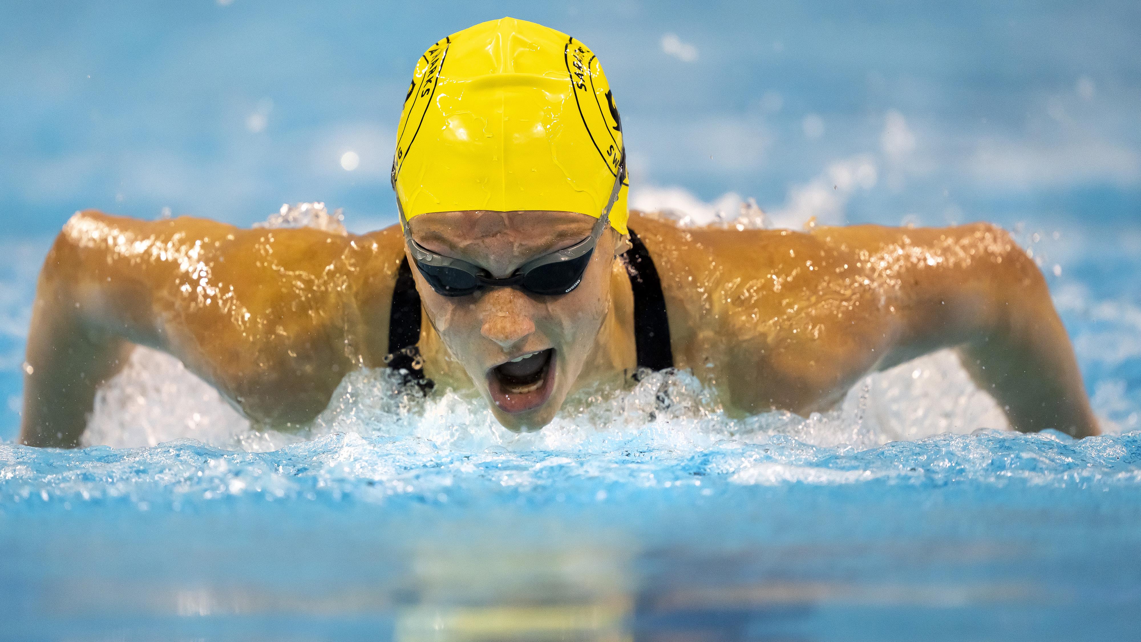 Type De Nage Papillon. Jeune Femme Athlète De Natation