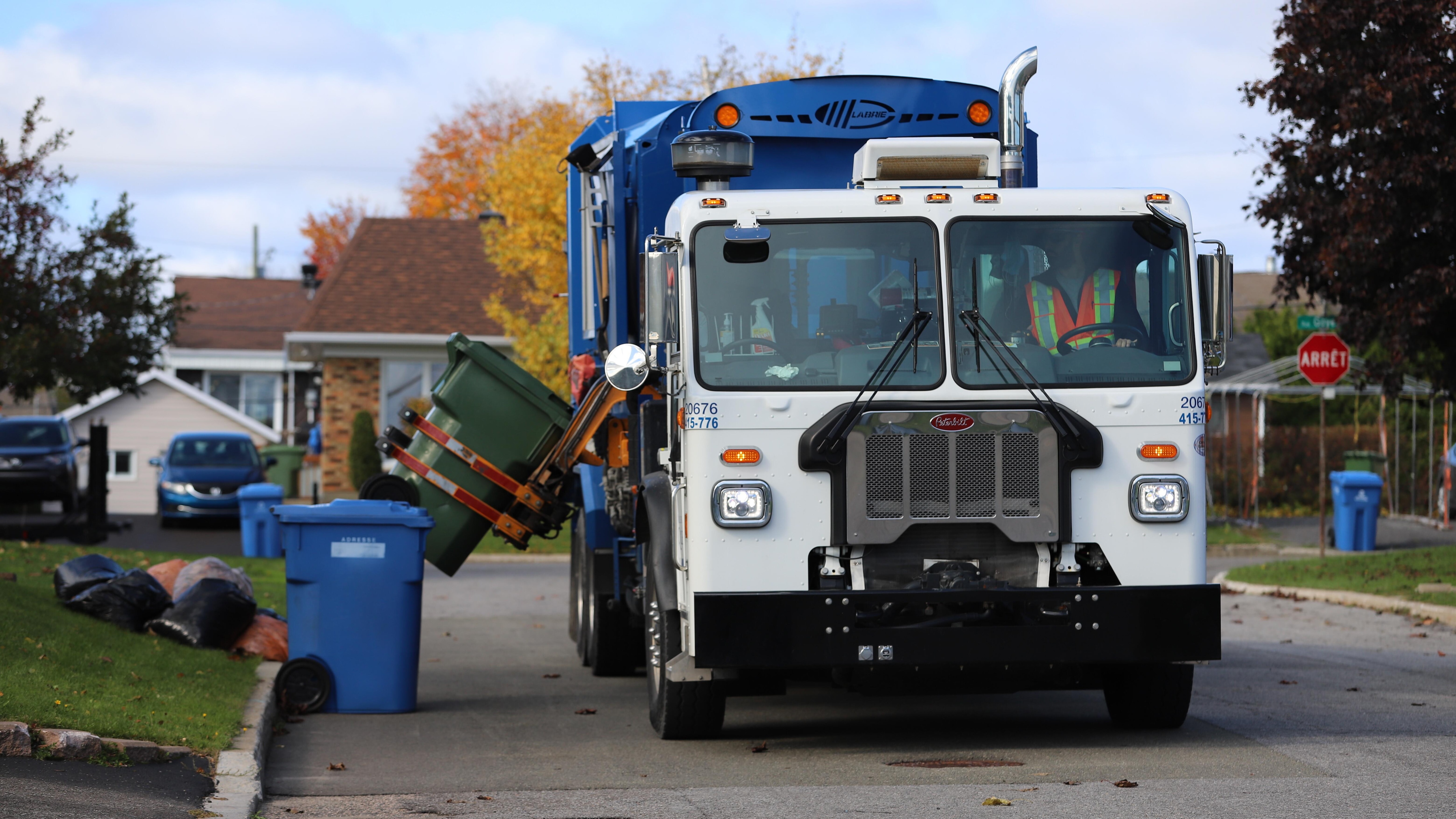 Des patrouilles pour surveiller les bacs de recyclage des Québécois