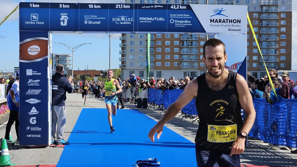 Marathon de Rimouski : le vent a été de la partie | Radio-Canada