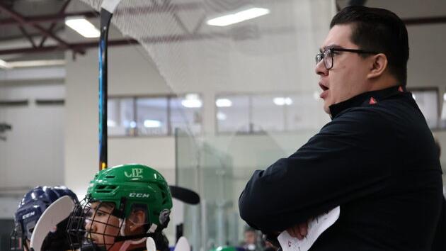 De Uashat à la LHJMQ : le parcours d’Adam Jourdain souligné par Hockey Québec