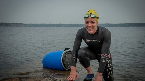 Tirer son équipement de camping à la nage : à la découverte du swimpacking