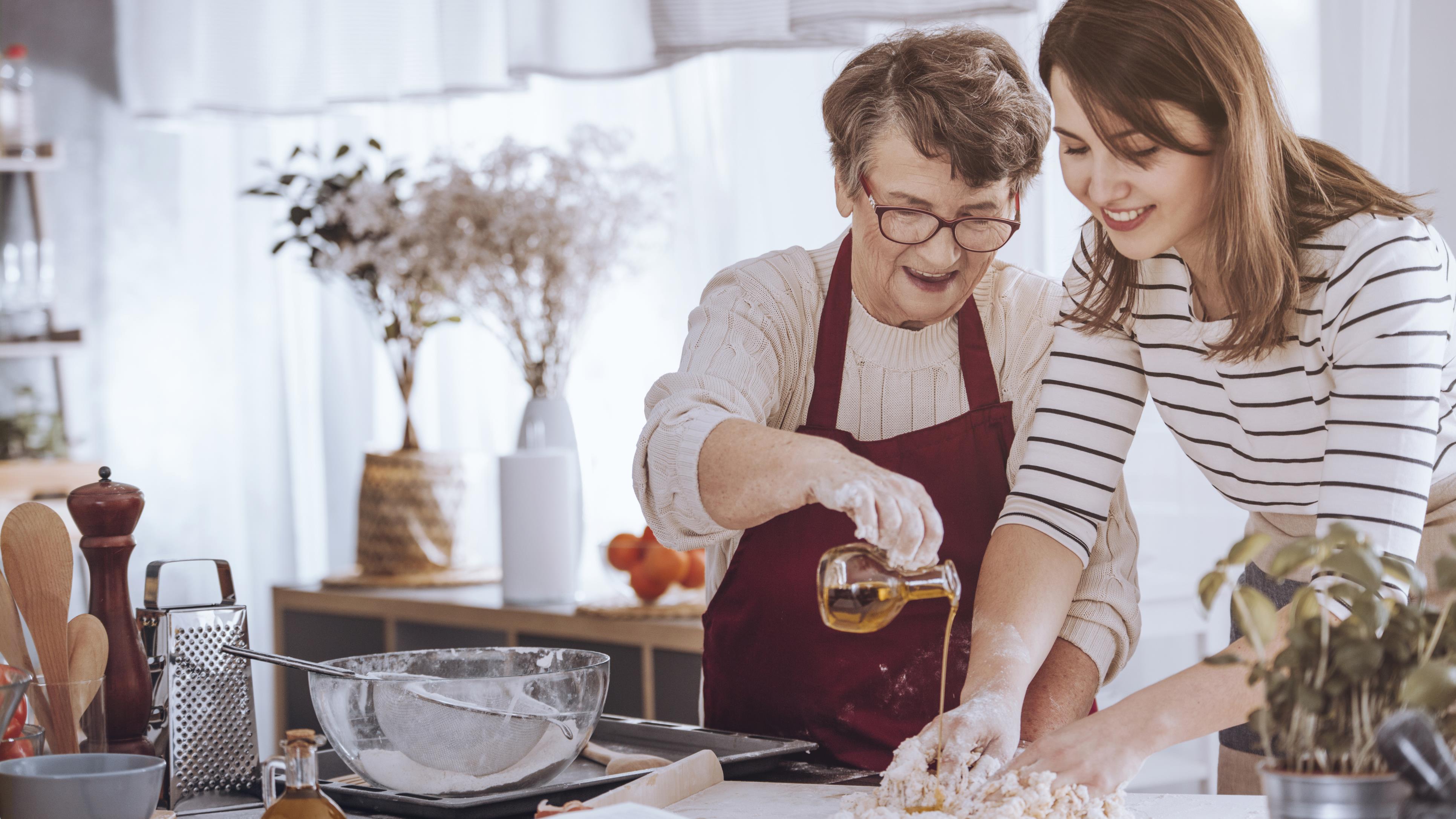 Grandma help her. Мама итальянка. Мамы стереотипы. Итальянец с мамой. Grandma dinner.