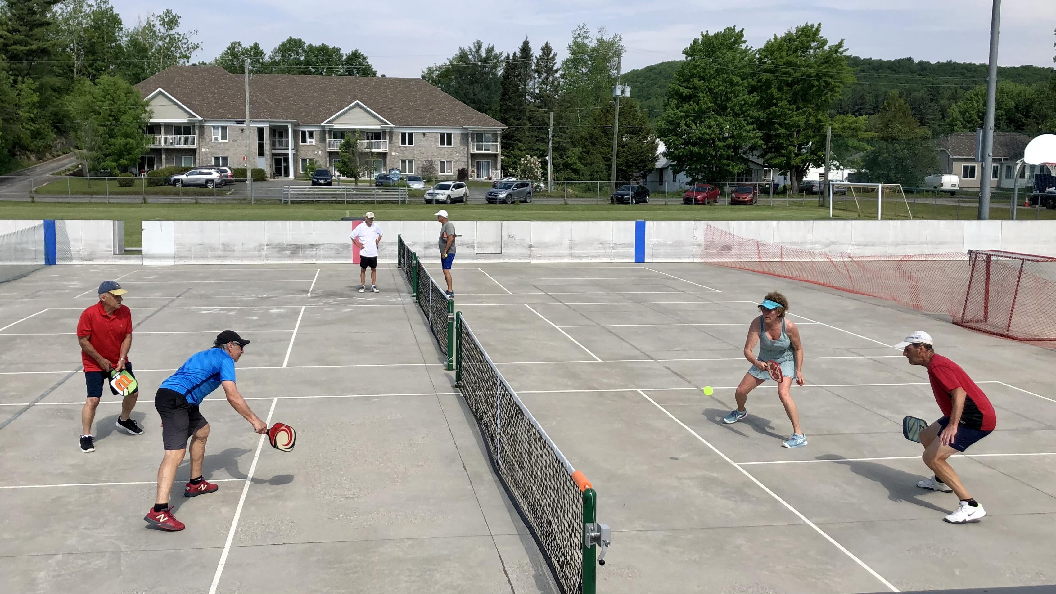 Connaissez-vous Le Pickleball? Deux Adeptes Nous Expliquent