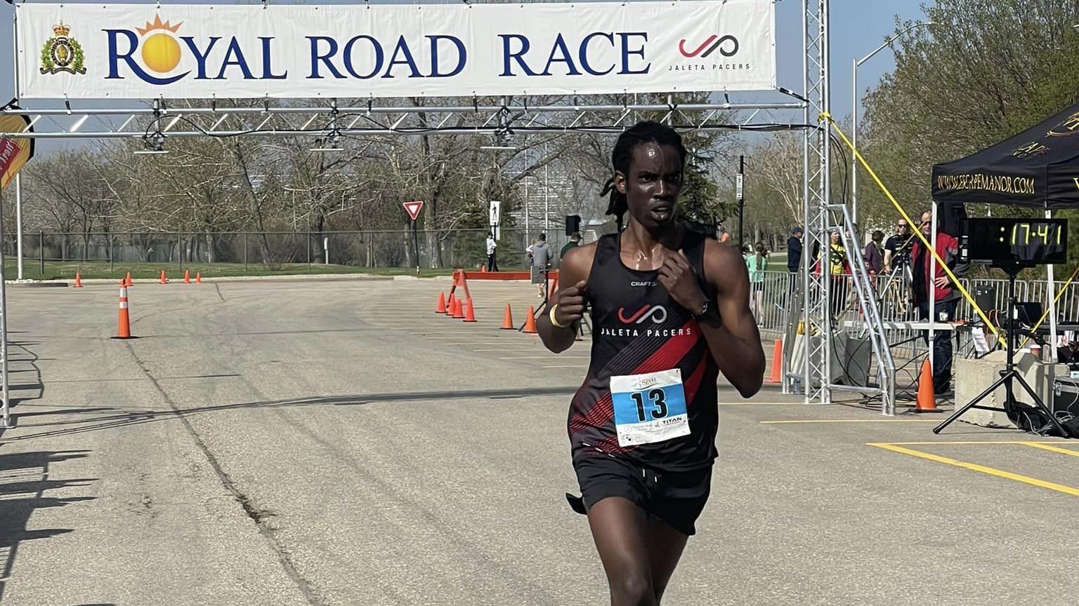 Don Bizoza est un champion de course à pied de longue distance
Don Bizoza est un champion de course à pied de longue distance