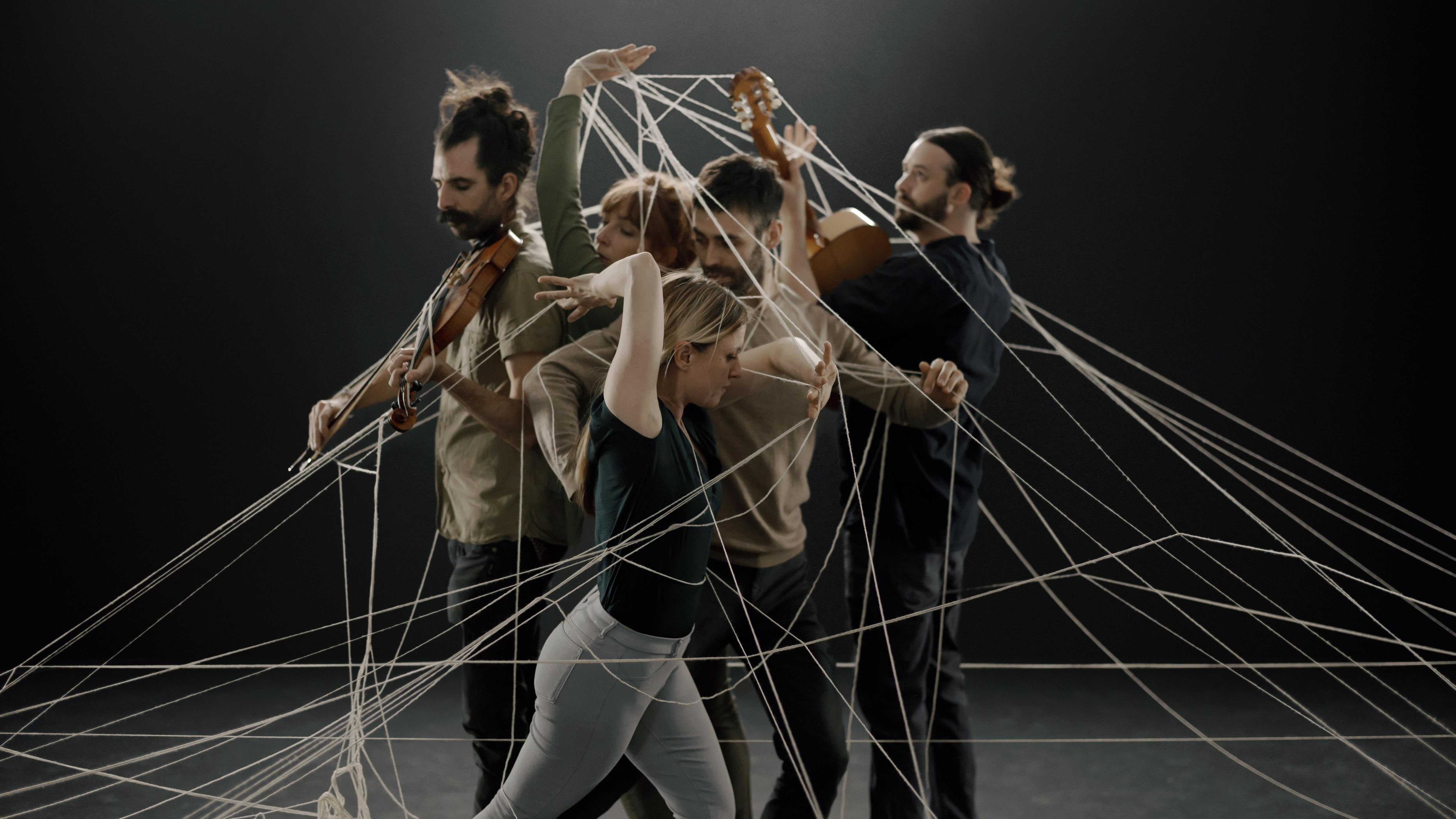 L’écho des racines : réseaux souterrains entre danses opposées