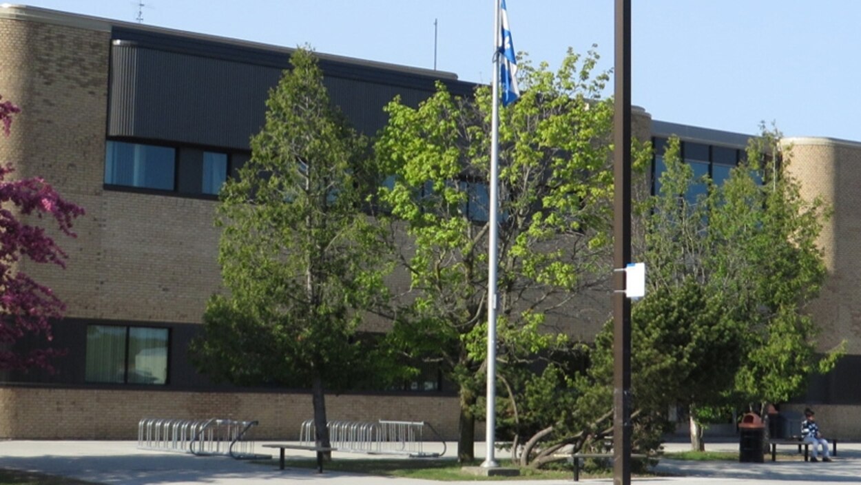 Une solution d'ici janvier pour éliminer le double horaire à l'École