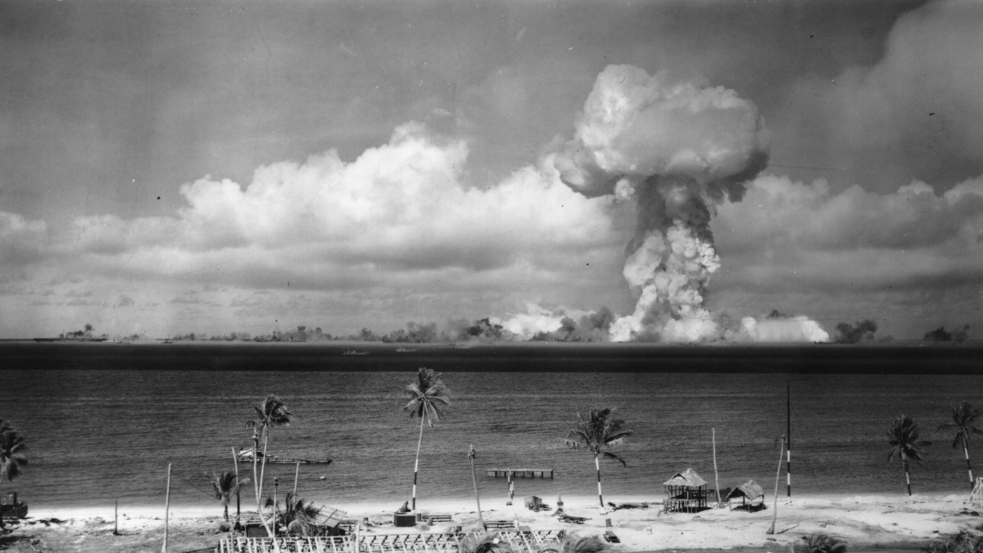 Ядерные испытания. Атолл бикини 1945. Атолл бикини ядерный полигон. Bikini Atoll 1946.